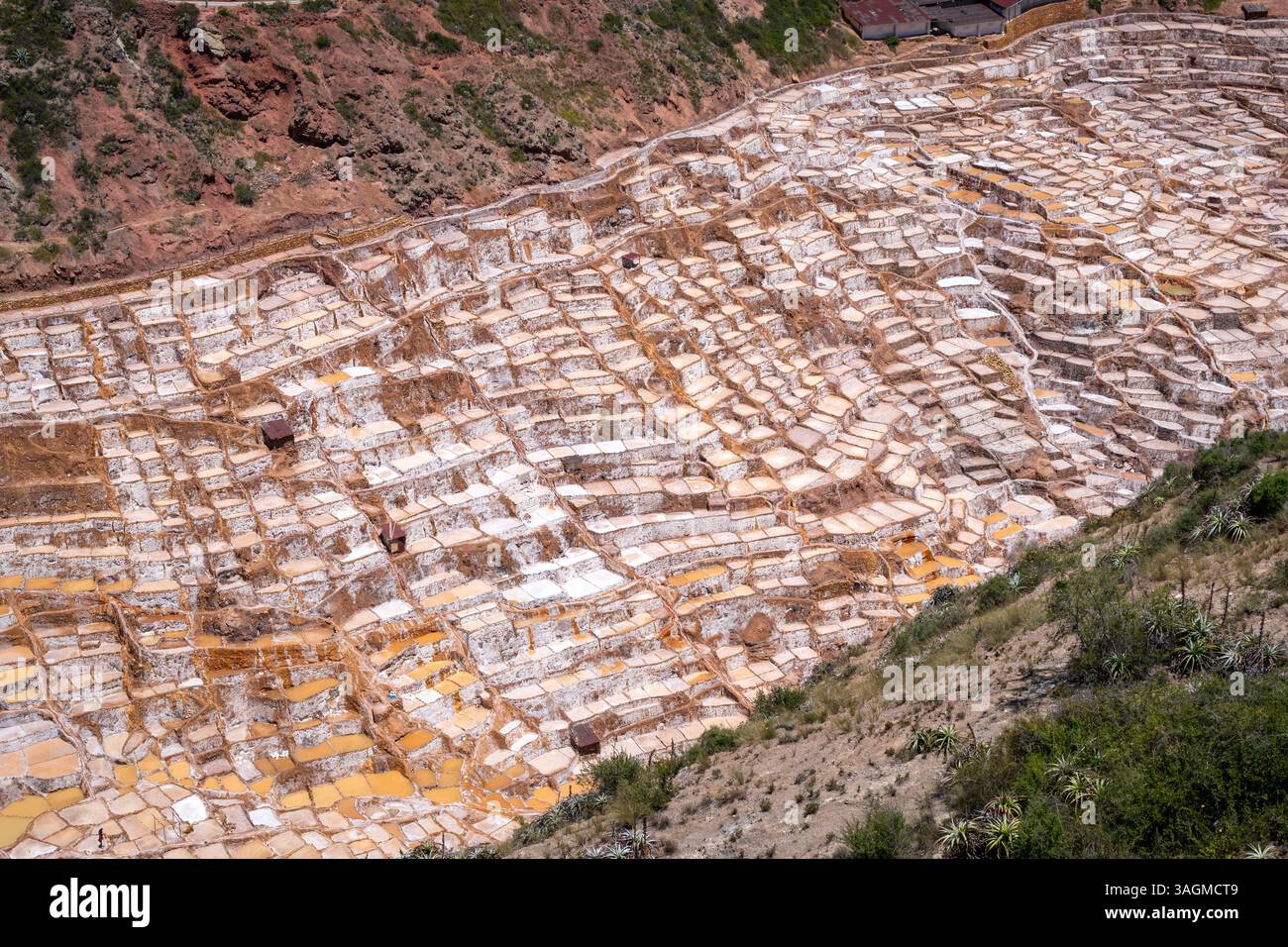Die Salzterrassen von Salinas de Maras im Heiligen Tal, Peru, sind antike Pools, die für die Salzgewinnung genutzt werden und eine atemberaubende Landschaft inmitten der A schaffen Stockfoto