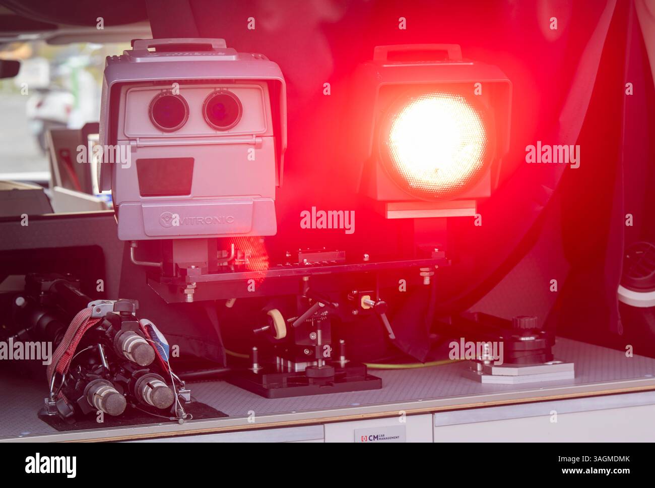 München, Deutschland. April 2025. Ein Radarsystem „Poliscan FM1“ blinkt in den frühen Morgenstunden vom Straßenrand aus, um die Geschwindigkeit vorbeifahrender Fahrzeuge aufzuzeichnen. Ab 6,00 Uhr überwachte die Polizei 24 Stunden lang die Geschwindigkeit von Fahrzeugen auf den Straßen an rund 1.500 Kontrollpunkten in ganz Bayern. Quelle: Peter Kneffel/dpa/Alamy Live News Stockfoto