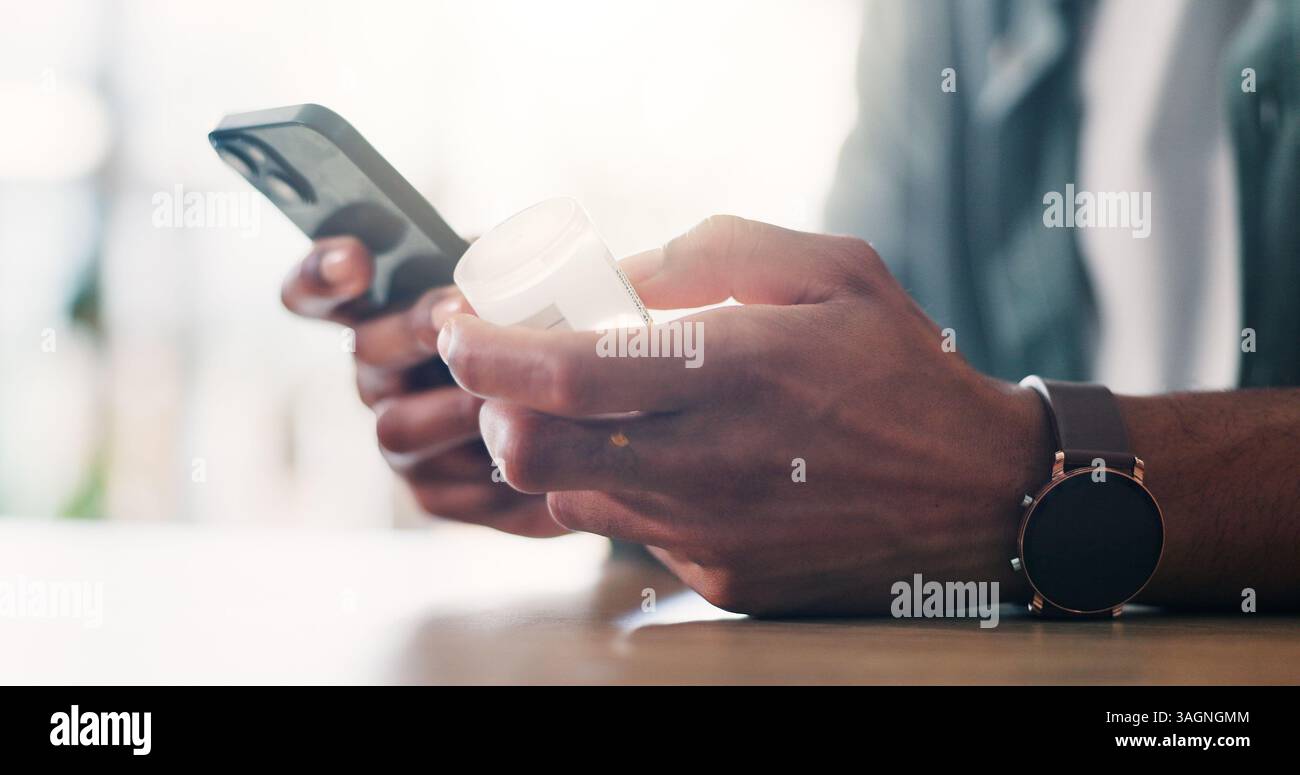Mann, Hände und Pillen zu Hause mit Telefon, Drogen-Forschung und Check Nebenwirkungen. Person, Medikamentenflasche und Mobilgerät am Tisch für Dosierungsinformationen Stockfoto
