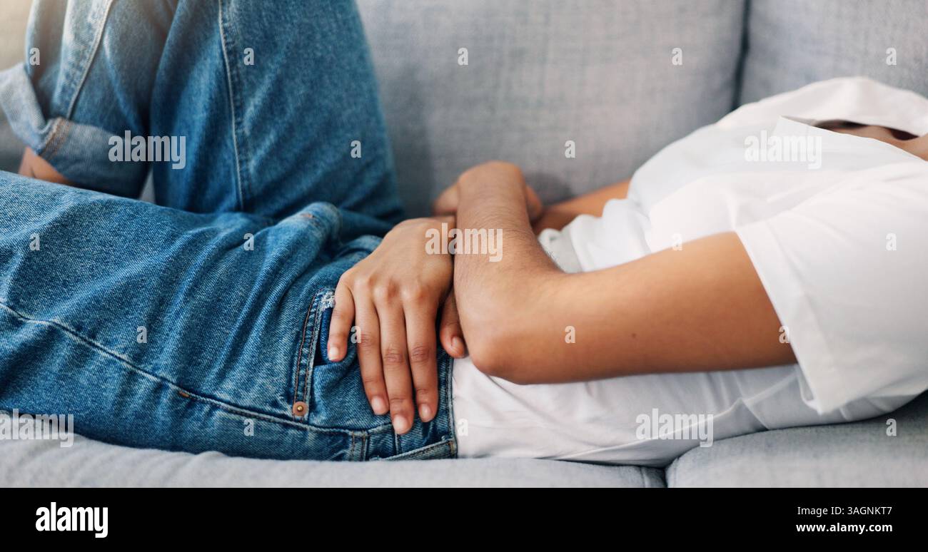Frau, Ruhe oder Hände auf dem Magen mit Schmerzen, Menstruationskrämpfen oder Reizdarm Symptome zu Hause. Person, Unwohlsein oder entspannen Sie sich auf dem Sofa mit Periode, Bauchschmerzen oder Stockfoto