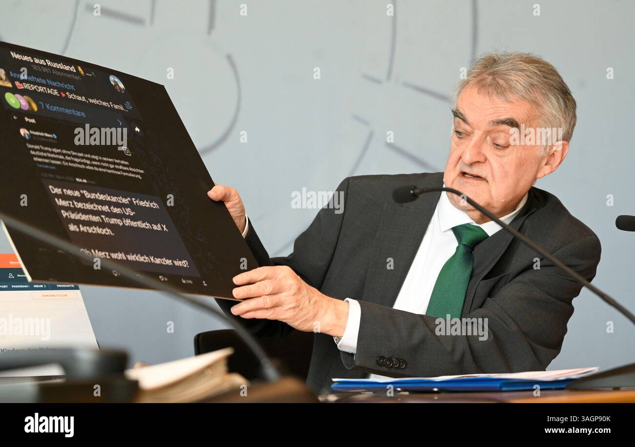 Düsseldorf, Deutschland. April 2025. Herbert Reul (CDU), Innenminister Nordrhein-Westfalens, zeigt bei der Vorstellung des Landesberichts 2024 über den Verfassungsschutz eine Tafel mit Fake News aus dem Internet. Quelle: Roberto Pfeil/dpa/Alamy Live News Stockfoto