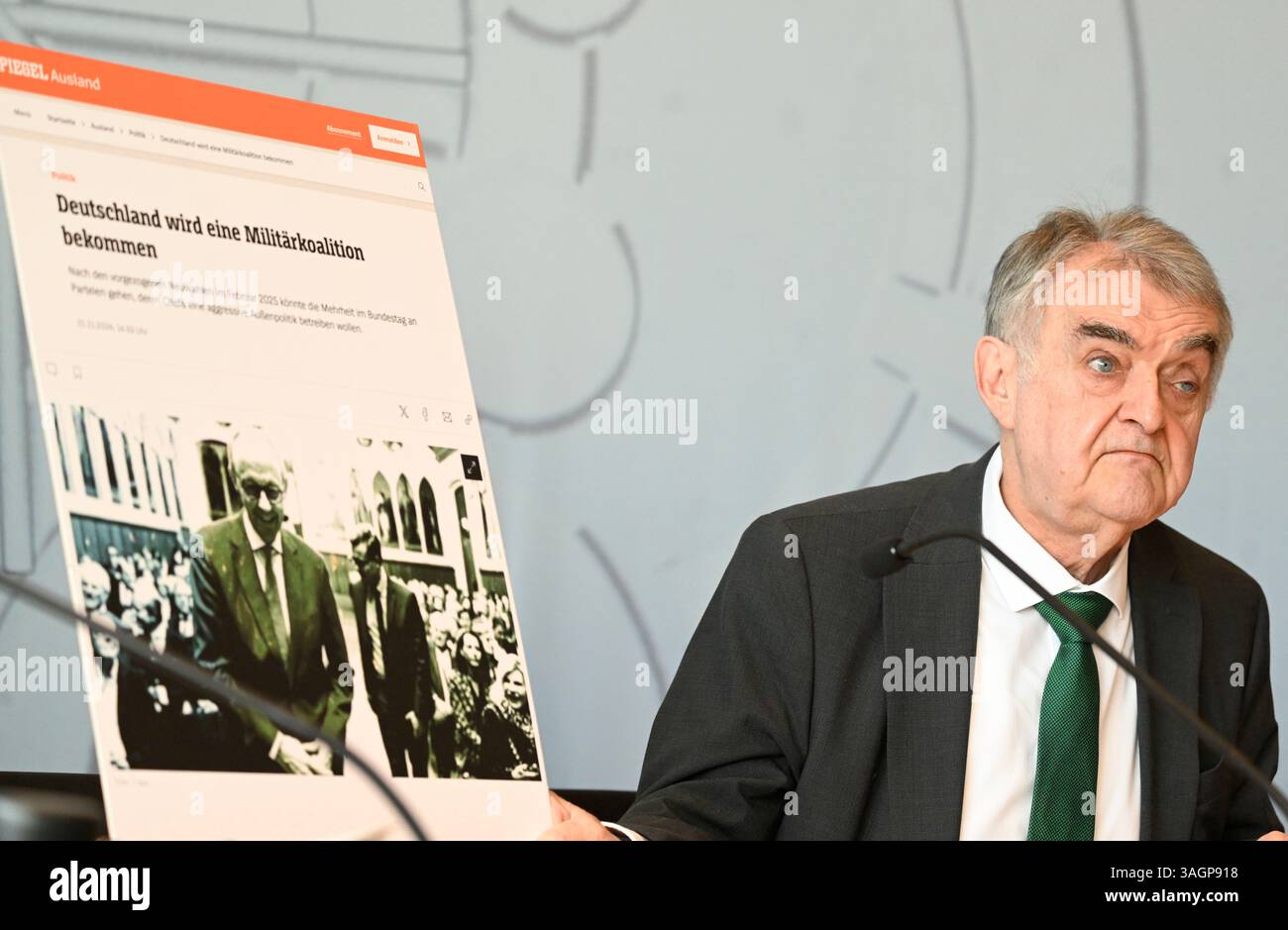 Düsseldorf, Deutschland. April 2025. Herbert Reul (CDU), Innenminister Nordrhein-Westfalens, zeigt bei der Vorstellung des Landesberichts 2024 über den Verfassungsschutz eine Tafel mit Fake News aus dem Internet. Quelle: Roberto Pfeil/dpa/Alamy Live News Stockfoto