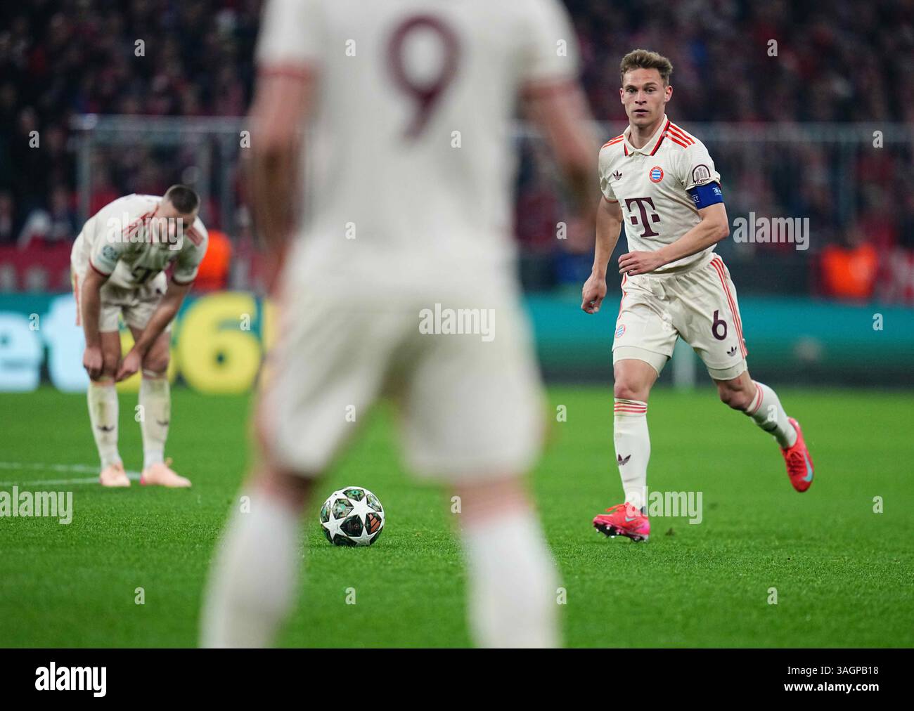 Allianz Areana, München, Deutschland. April 2025. Joshua Kimmich von Bayern München kontrolliert den Ball im Champions League-Viertelfinale, beim FC Bayern München gegen Inter Mailand, bei der Allianz Areana, München. Ulrik Pedersen/CSM (Bild: © Ulrik Pedersen/Cal Sport Media). Quelle: csm/Alamy Live News Stockfoto