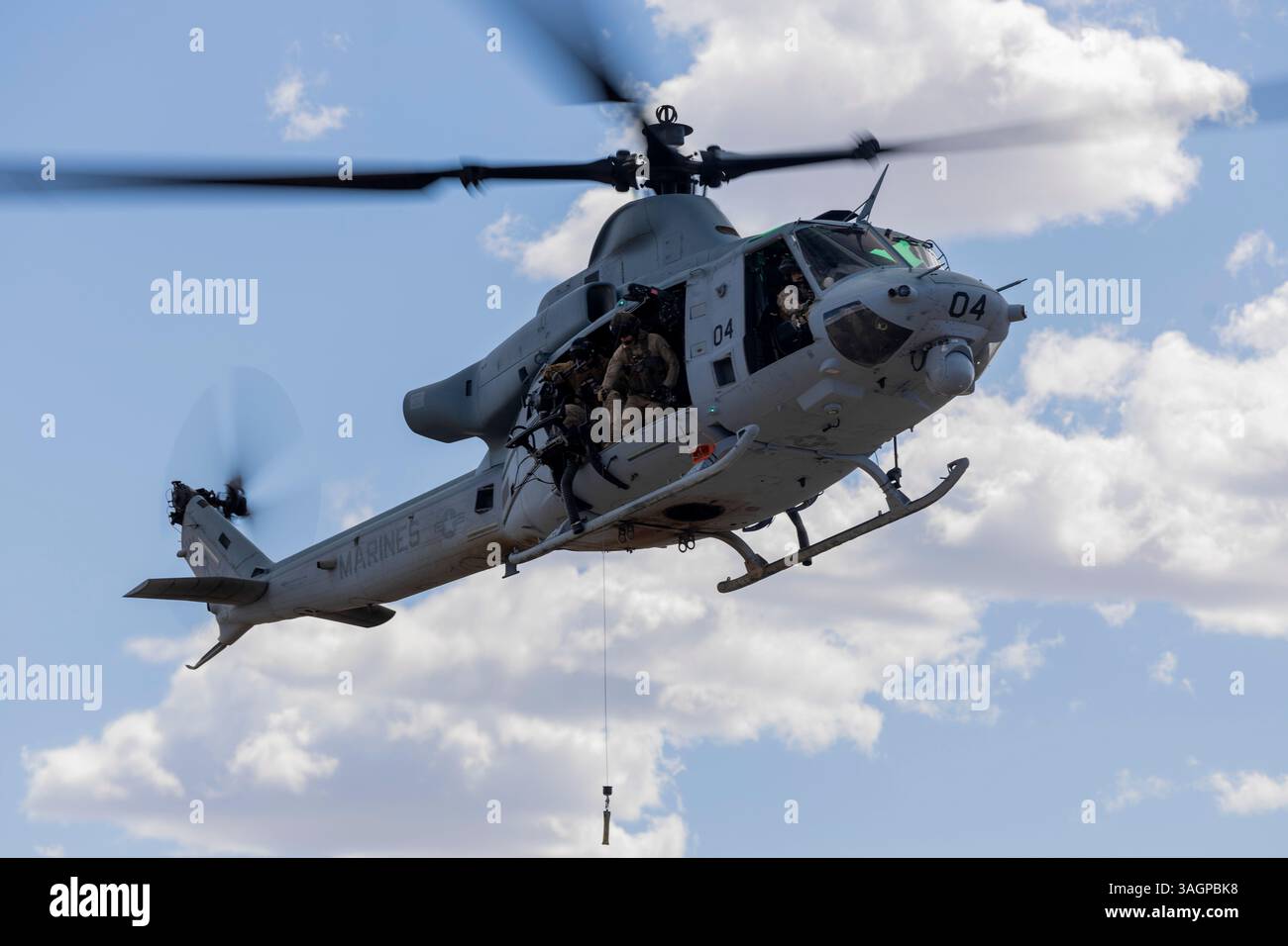 US-Marine Corps UH-1Y Venom-Piloten und Flugbesatzung, die der Marine Aviation Weapons and Tactics Squadron One (MAWTS-1) zugewiesen sind, nehmen an einem Unfall eva Teil Stockfoto