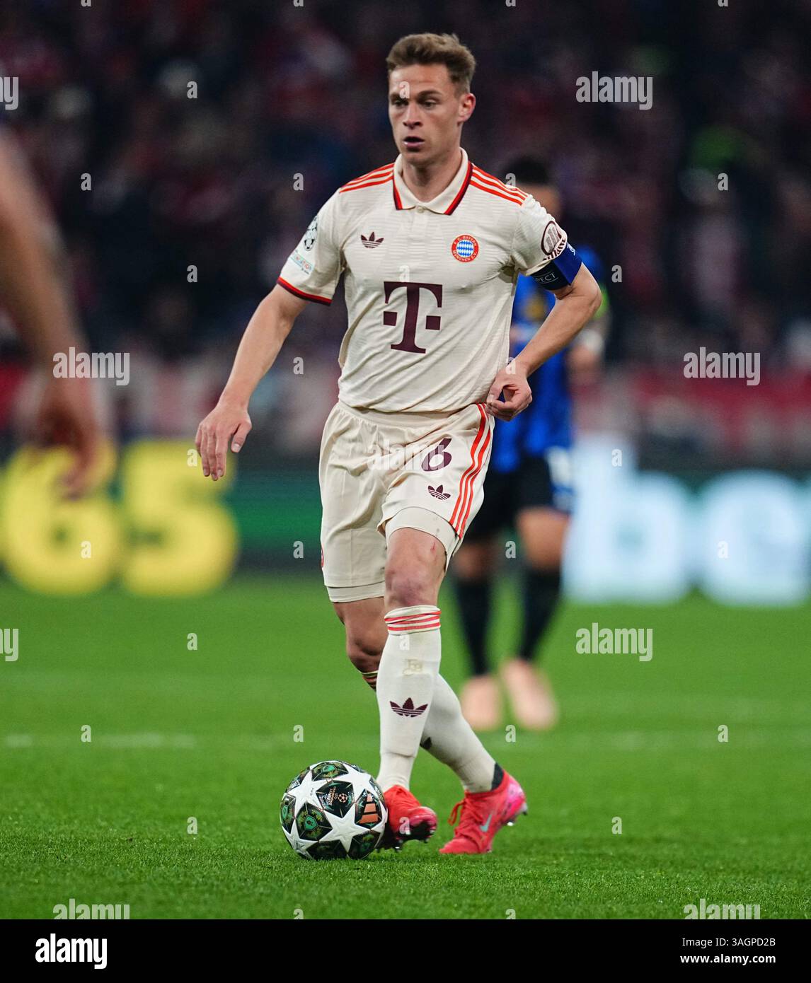Allianz Areana, München, Deutschland. April 2025. Joshua Kimmich von Bayern München kontrolliert den Ball im Champions League-Viertelfinale, beim FC Bayern München gegen Inter Mailand, bei der Allianz Areana, München. Ulrik Pedersen/CSM (Bild: © Ulrik Pedersen/Cal Sport Media). Quelle: csm/Alamy Live News Stockfoto
