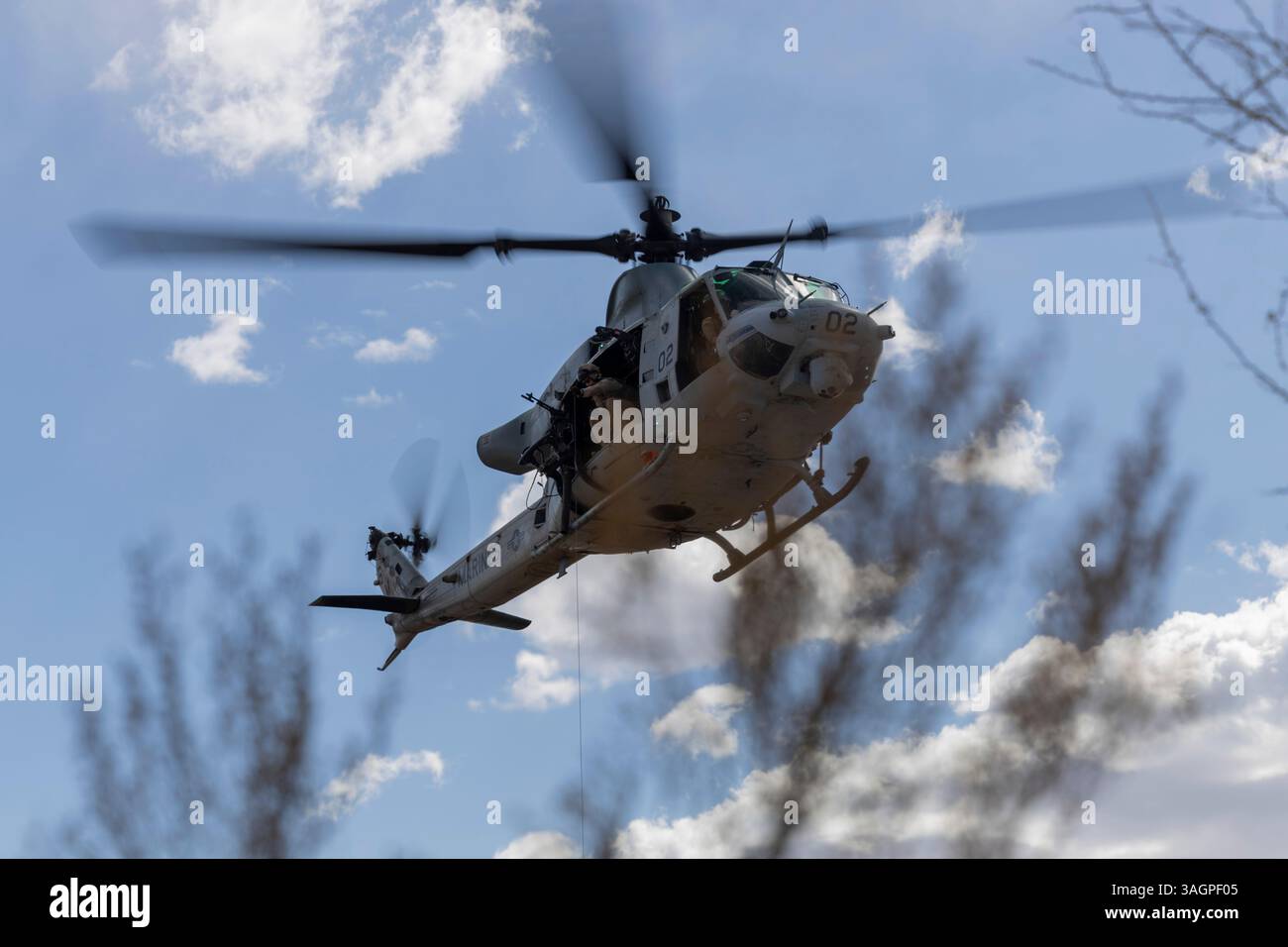 US-Marine Corps UH-1Y Venom-Piloten und Flugbesatzung, die der Marine Aviation Weapons and Tactics Squadron One (MAWTS-1) zugewiesen sind, nehmen an einem Unfall eva Teil Stockfoto