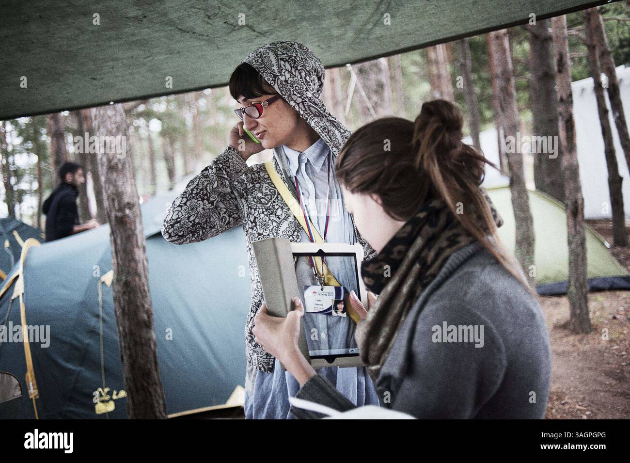 15. Juli 2012 - Tver, Russland - Dorothea Gregorian, 21 Jahre Nashi-Mitglied, hat gerade die Nationalhymne gesungen, wie sie am Morgen gespielt wurde, so dass die Camp-Teilnehmer um 8 Uhr aufstehen werden. â€¨- Ich finde unsere Nationalhymne schön und ich bin so stolz, dass ich Weine, sagt sie. (Bild: © Kontinent/ZUMAPRESS.com) Stockfoto