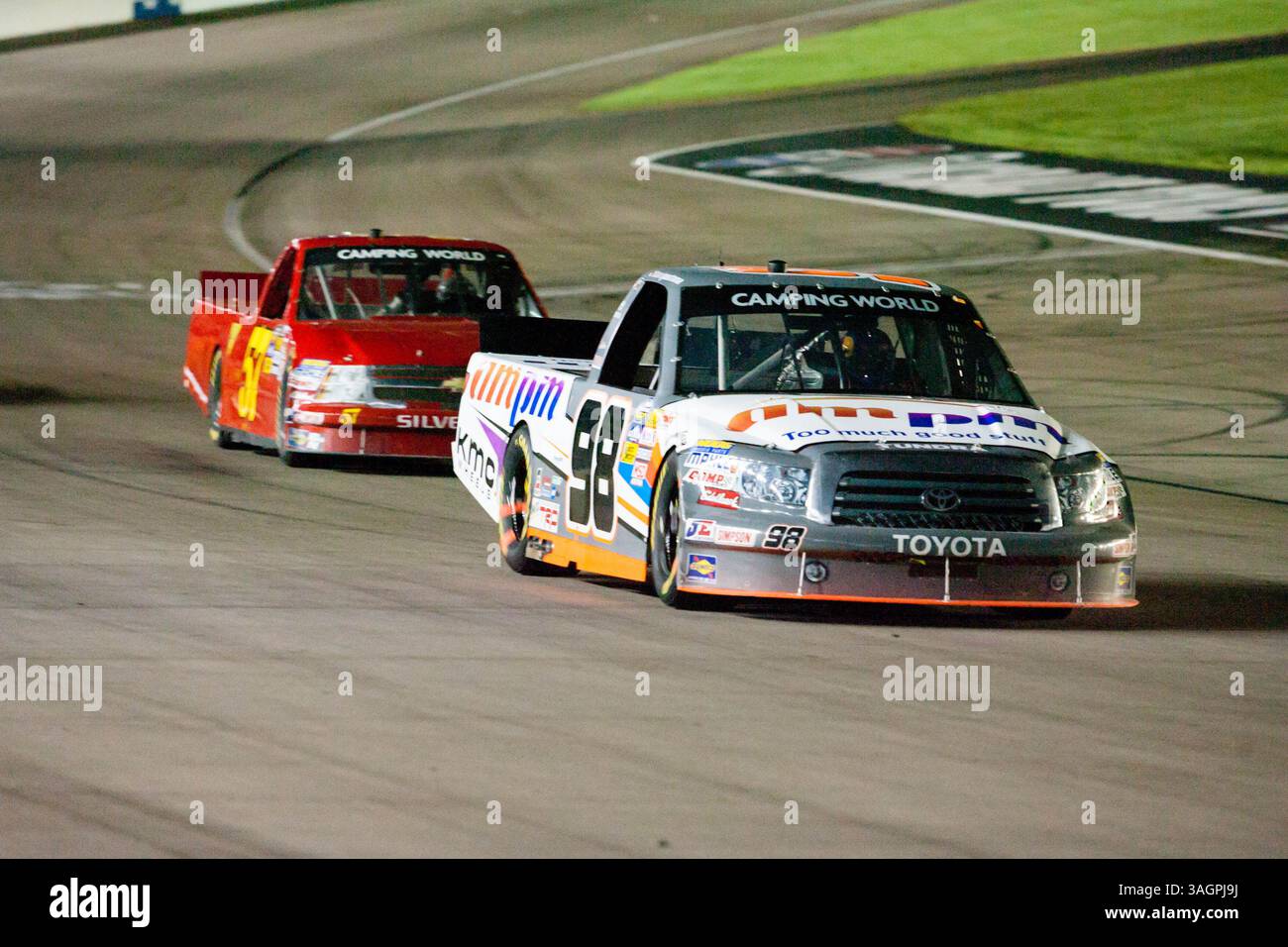 29. September 2012 - Las Vegas, Nevada, USA - 29. September 2012 - Las Vegas, Nevada, USA - Travis Pastrana, Fahrer des #98 AM/PM Toyota Tundra, Runden Norm Benning, Fahrer des #57 Norm Benning Racing Chevrolet Silverado, während der aufregenden Rennaktion der NASCAR Camping World Truck Series Smith's 350 auf dem Las Vegas Motor Speedway in Las Vegas, NV. Nelson Piquet Jr. gewinnt am Ende den Sieg (Bild: © Matt Gdowski/ZUMAPRESS.com) Stockfoto