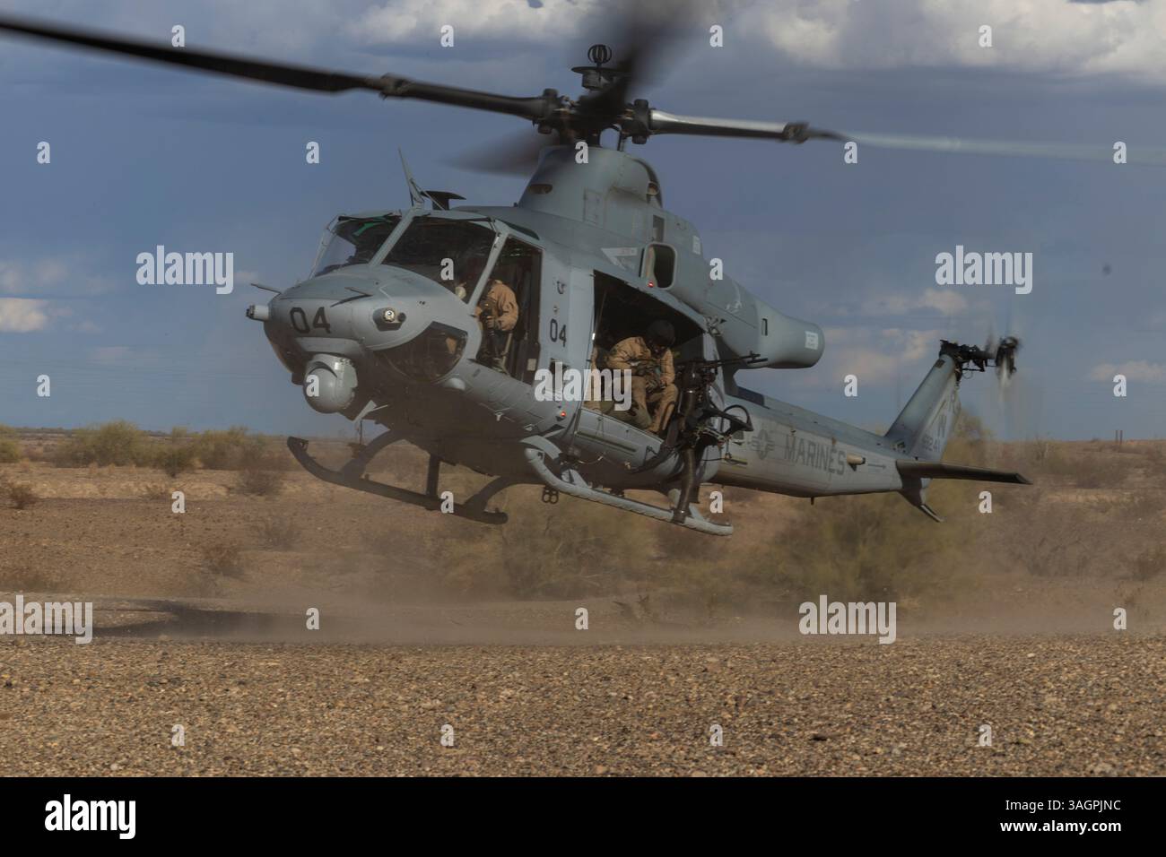US-Marine Corps UH-1Y Venom-Piloten und Flugbesatzung, die der Marine Aviation Weapons and Tactics Squadron One (MAWTS-1) zugewiesen sind, nehmen an einem Unfall eva Teil Stockfoto