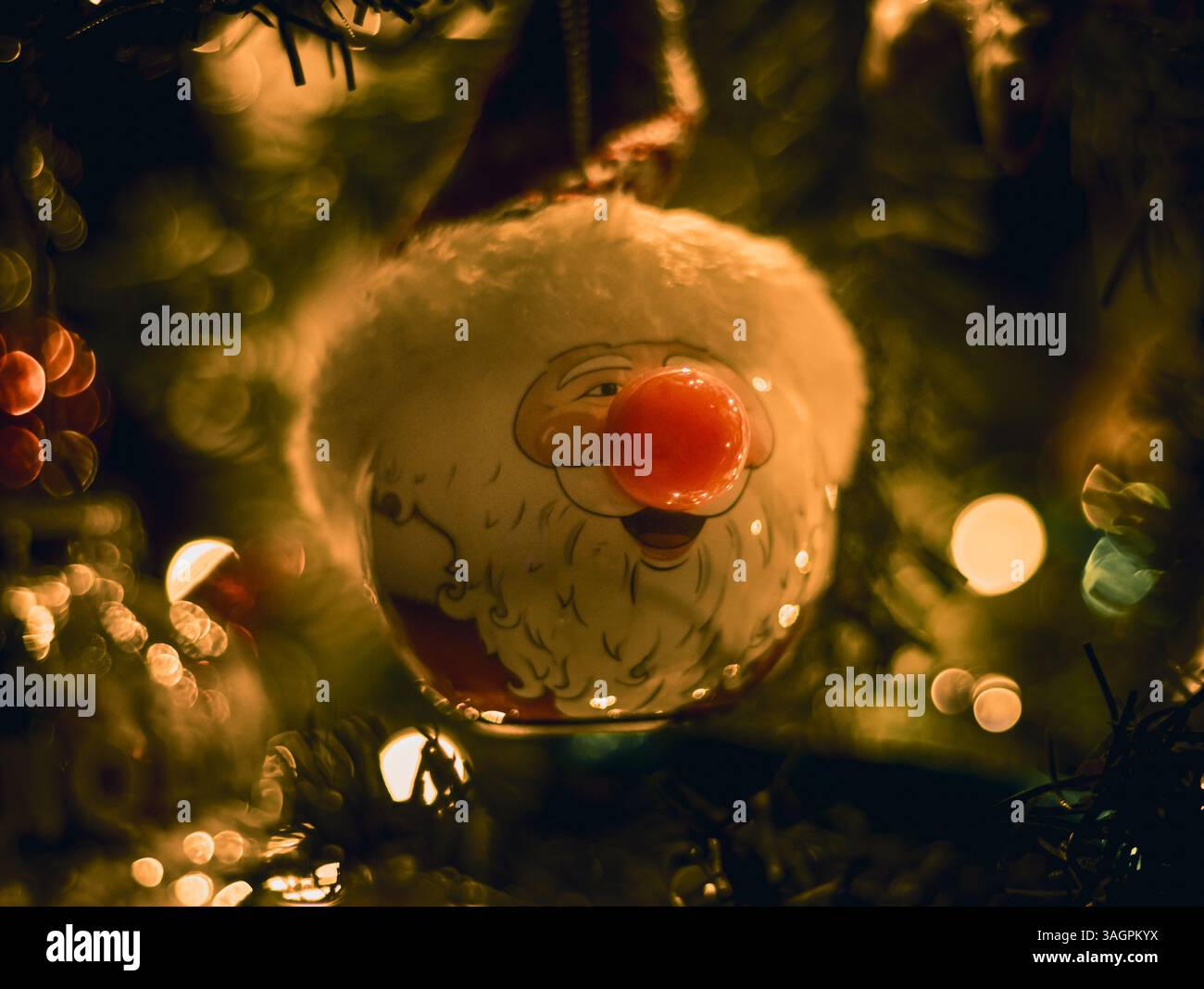 Weihnachtskugel auf einem Weihnachtsbaum Stockfoto