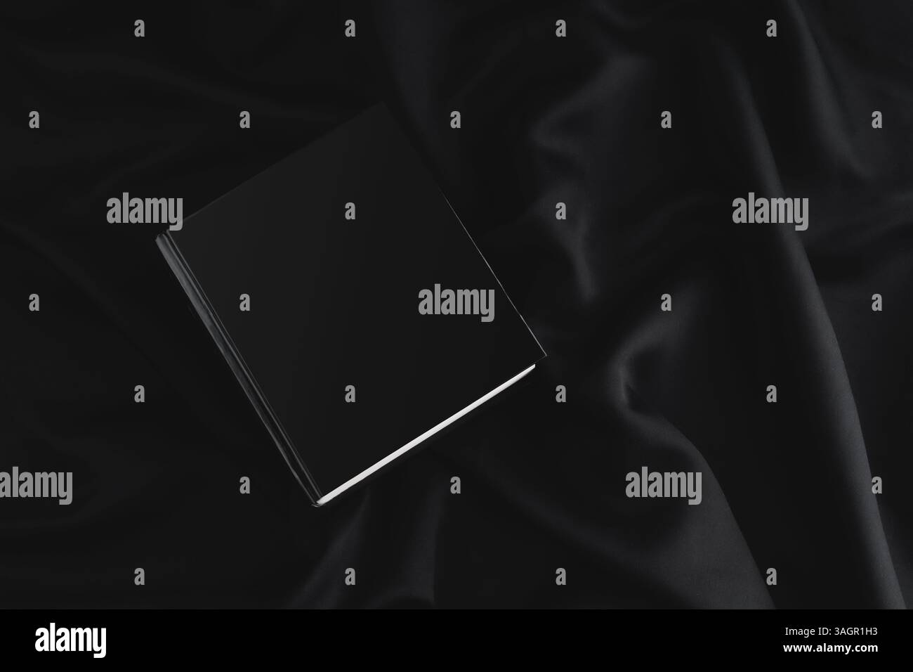 Schwarzes Buch auf schwarzem Hintergrund Stockfoto