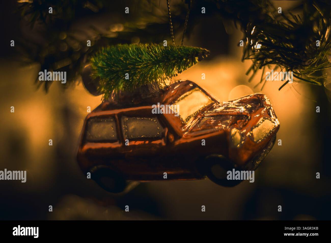 Weihnachtsdekoration Auto mit Weihnachtsbaum auf einem Weihnachtsbaum Stockfoto