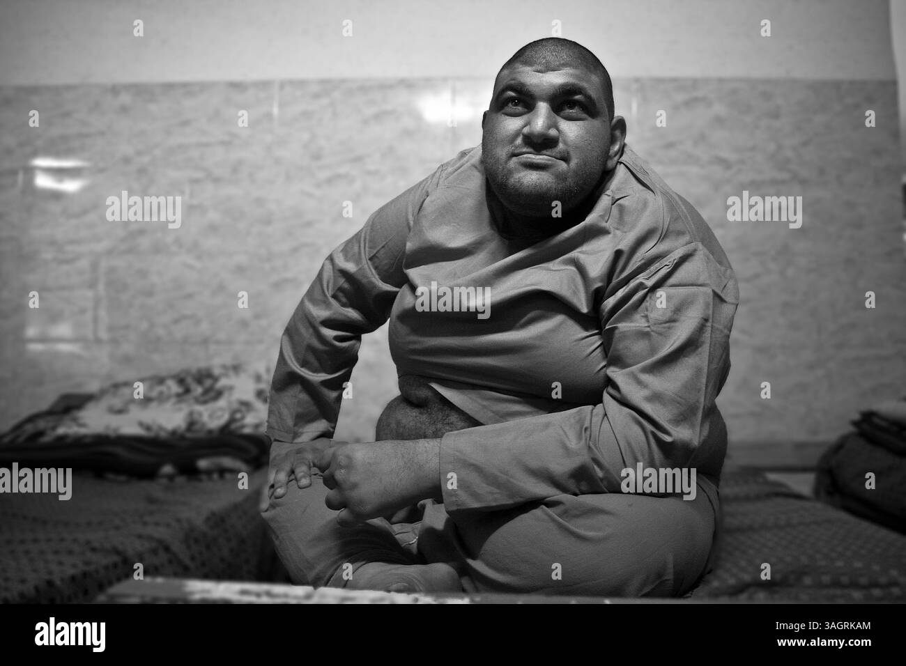 25. März 2012 - QA'em Shahr, Mazandaran, Iran - es gibt fast 90 Männer in diesem Zentrum, die an angeborenen oder zufälligen Gehirnerkrankungen leiden. Ein Großteil der Hilfe für diese Organisation wird öffentlich unterstützt. Dennoch hat die Organisation finanzielle Engpässe bei der Bereitstellung von Medikamenten und medizinischen Geräten. Zu den bemerkenswertesten Einrichtungen dieser Organisation gehören die gute Ernährung, Schlaf und Hygiene. Für diese psychisch gestörten Menschen gibt es Ausbildungszeiten wie Bildhauerei und Malerei. Die meisten von ihnen freuen sich immer auf ihre Familien und Stockfoto