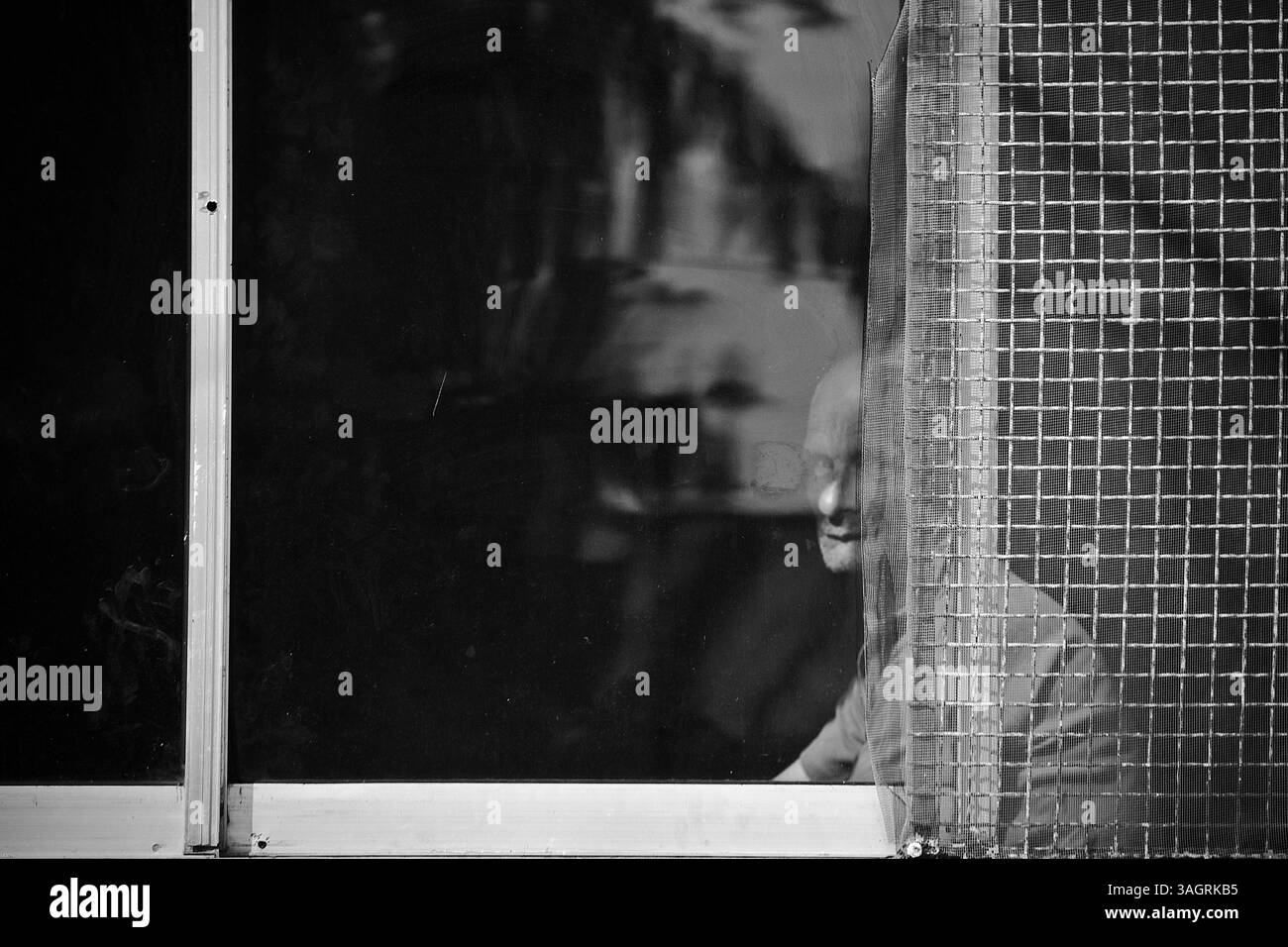 25. März 2012 - QA'em Shahr, Mazandaran, Iran - es gibt fast 90 Männer in diesem Zentrum, die an angeborenen oder zufälligen Gehirnerkrankungen leiden. Ein Großteil der Hilfe für diese Organisation wird öffentlich unterstützt. Dennoch hat die Organisation finanzielle Engpässe bei der Bereitstellung von Medikamenten und medizinischen Geräten. Zu den bemerkenswertesten Einrichtungen dieser Organisation gehören die gute Ernährung, Schlaf und Hygiene. Für diese psychisch gestörten Menschen gibt es Ausbildungszeiten wie Bildhauerei und Malerei. Die meisten von ihnen freuen sich immer auf ihre Familien und Stockfoto