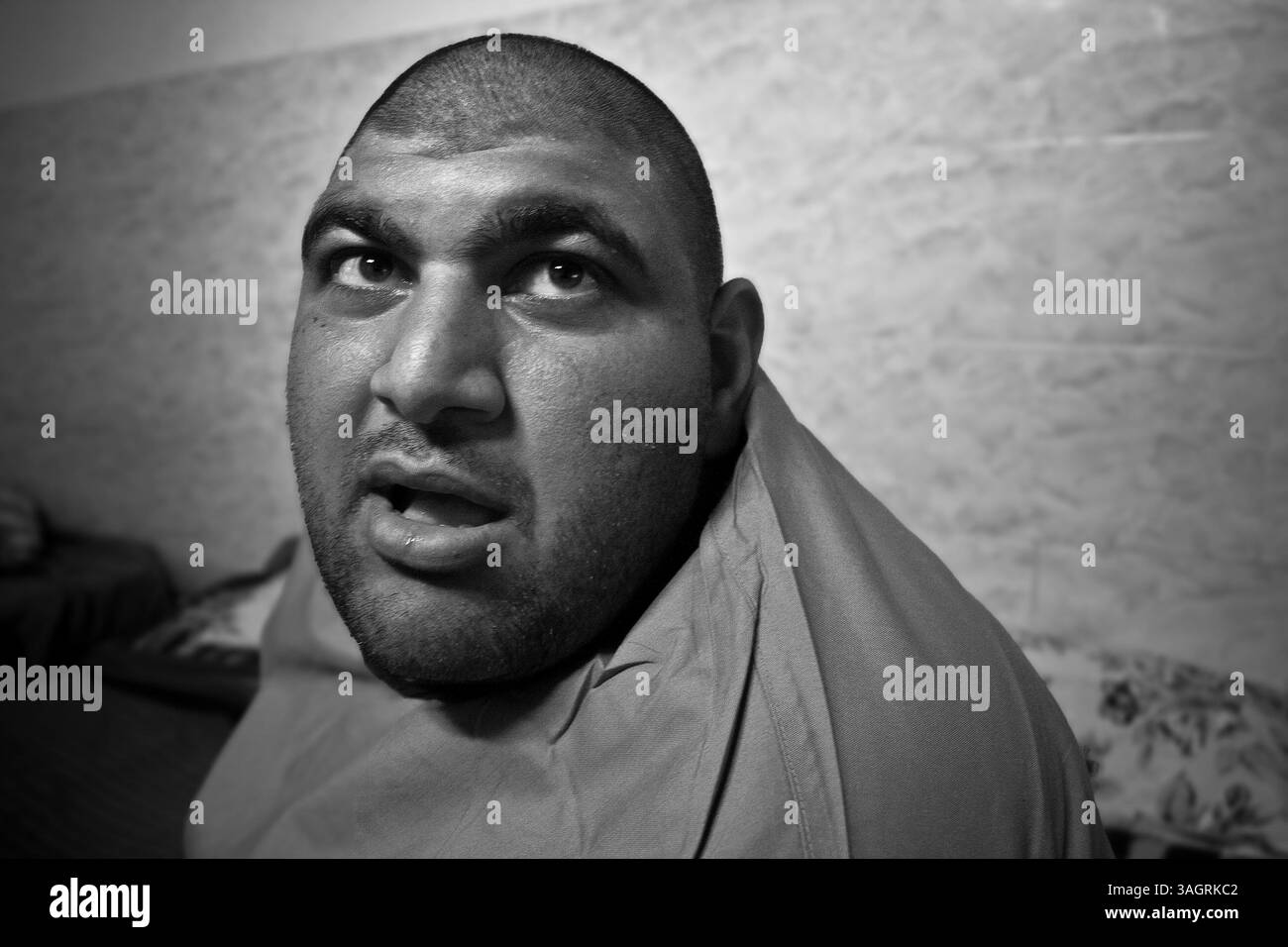 25. März 2012 - QA'em Shahr, Mazandaran, Iran - es gibt fast 90 Männer in diesem Zentrum, die an angeborenen oder zufälligen Gehirnerkrankungen leiden. Ein Großteil der Hilfe für diese Organisation wird öffentlich unterstützt. Dennoch hat die Organisation finanzielle Engpässe bei der Bereitstellung von Medikamenten und medizinischen Geräten. Zu den bemerkenswertesten Einrichtungen dieser Organisation gehören die gute Ernährung, Schlaf und Hygiene. Für diese psychisch gestörten Menschen gibt es Ausbildungszeiten wie Bildhauerei und Malerei. Die meisten von ihnen freuen sich immer auf ihre Familien und Stockfoto