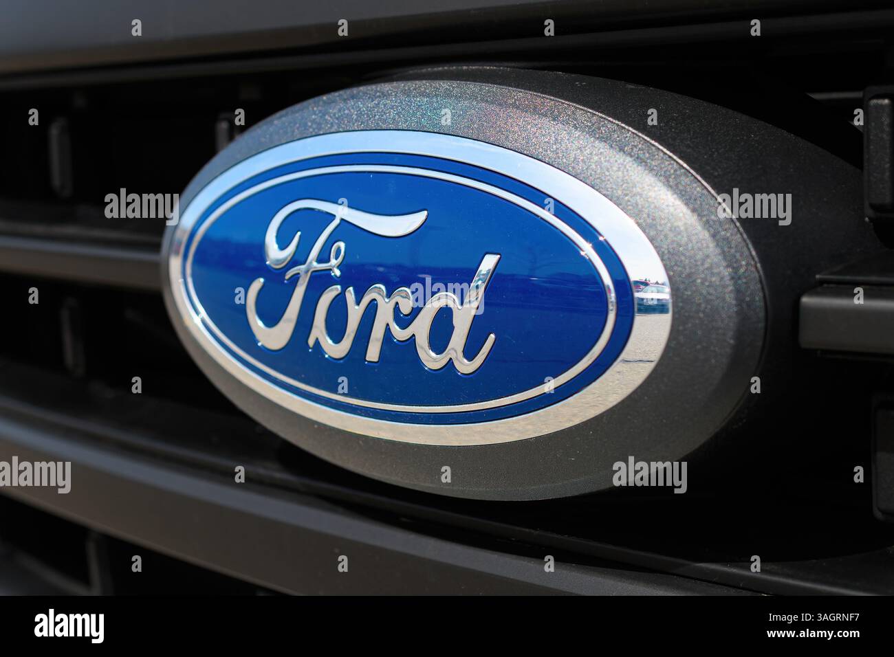 Logo eines Ford-Fahrzeugs auf der Vorderseite des Fahrzeugs. Stockfoto