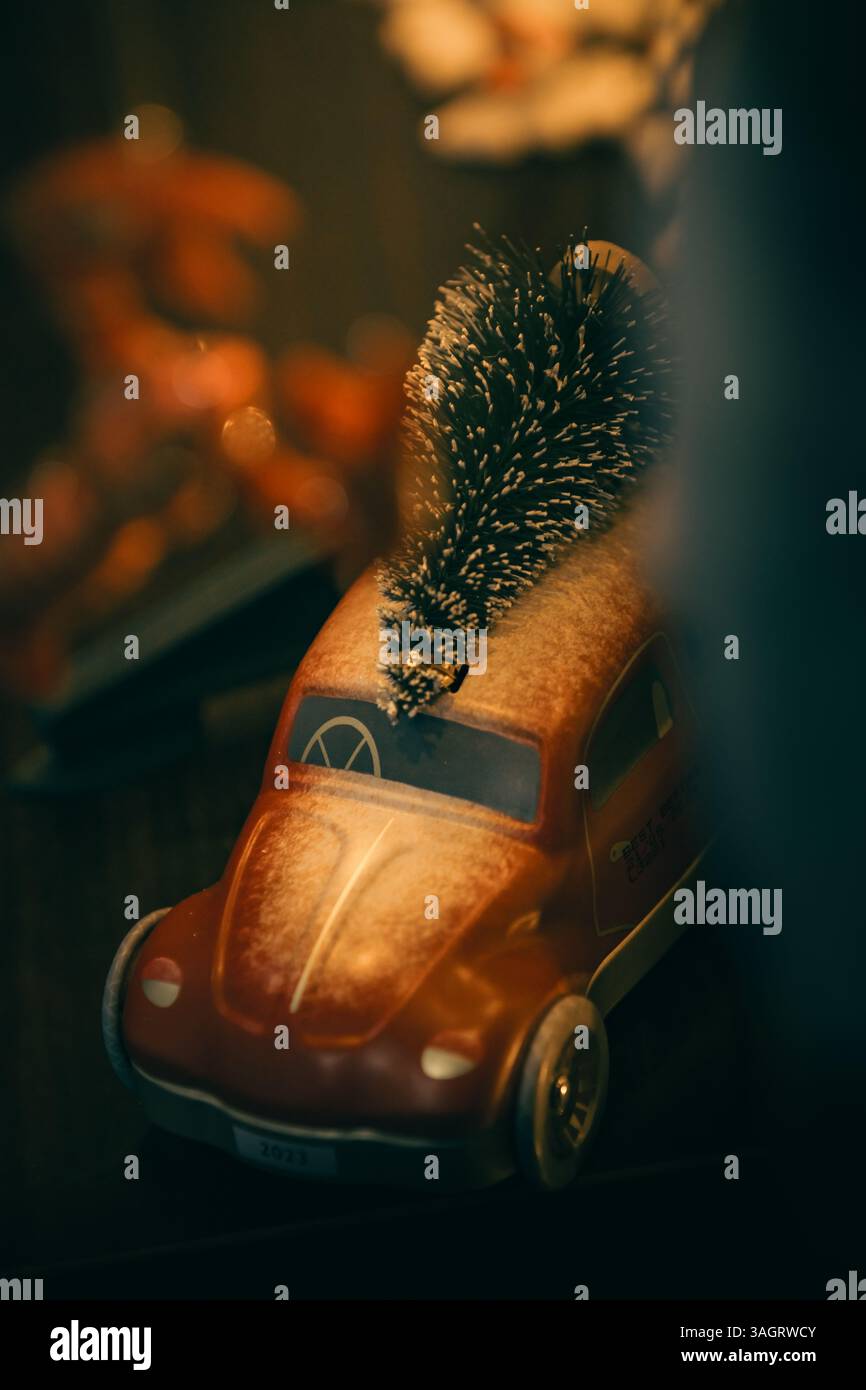 Weihnachtsdekoration Auto mit Weihnachtsbaum auf einem Weihnachtsbaum Stockfoto