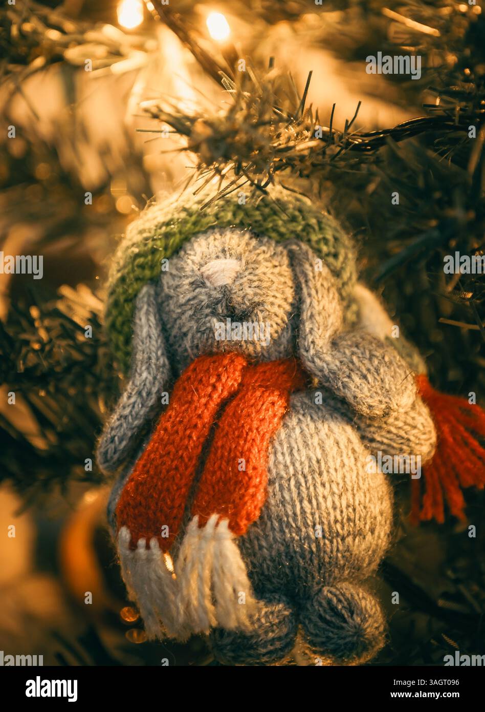 Weihnachtsdekoration Winterhase auf einem Weihnachtsbaum Stockfoto