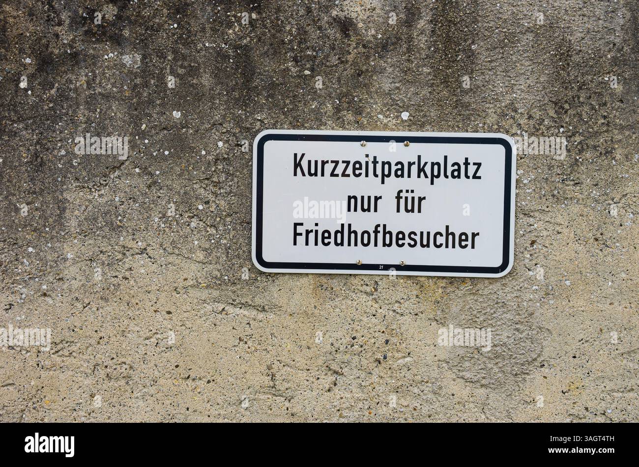 Kurzparkplatz nur für Friedhofsbesucher, Schild an der Friedhofsmauer von St. Georg in Oberzell in Reichenau, Baden-Württemberg, Deutschland. Stockfoto
