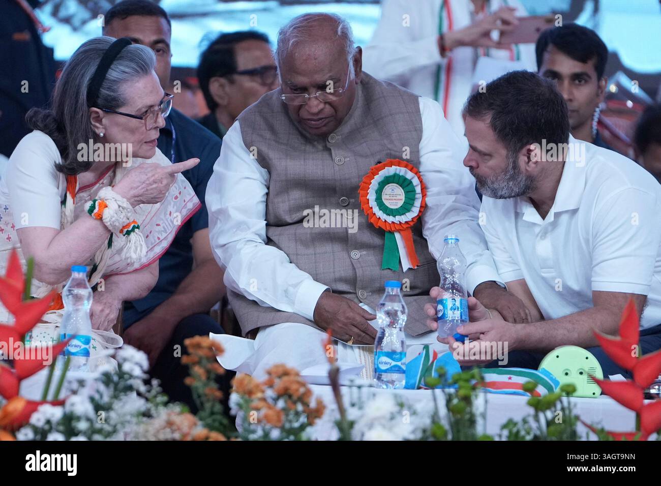 Chairperson of the Congress Parliamentary Party (CPP) Sonia Gandhi, left, Leader of Opposition Rahul Gandhi, right, and Congress Party President Mallikarjun Kharge, center, talk during All India Congress Committee's national convention in Ahmedabad, India, Wednesday, April 9, 2025. (AP Photo/Ajit Solanki) Stockfoto