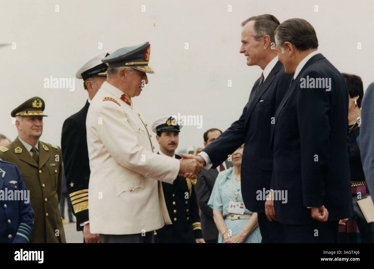 AUGUSTO PINOCHET der chilenische Diktator (in weiß) trifft 1990 auf US-Präsident George W. Bush. Stockfoto