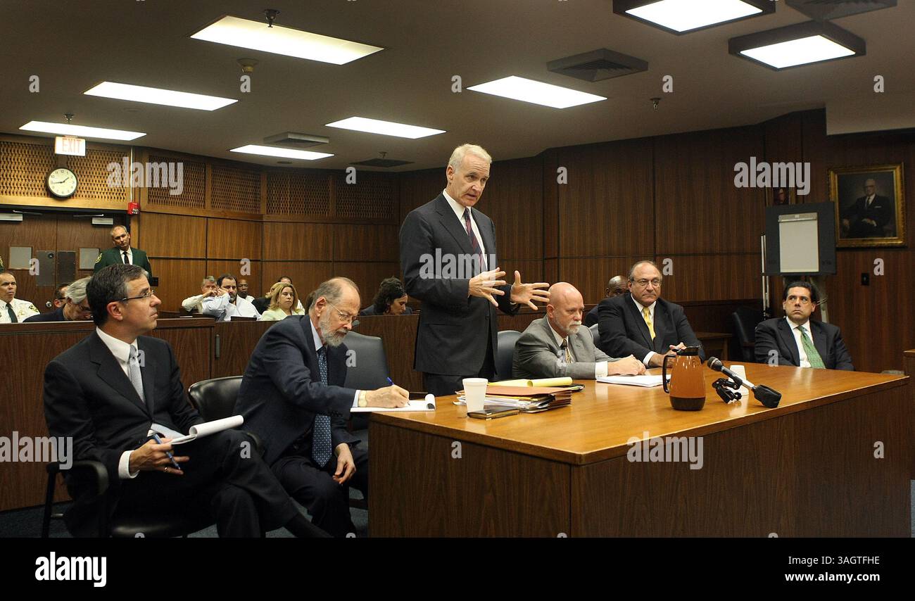 rothstein-Gerichtsvernehmung06a - (L bis R) Richard Pollack von der forensischen Buchhaltungsfirma Miami, die von den Insolvenzverwaltern angestellt wurde, Herbert Stettin ist der gerichtlich bestellte Insolvenzverwalter, Kendall Coffey spricht das Gericht, Stuart Rosenfeldt ist Rothststeins Anwaltspartner, der nun die alleinige Kontrolle über die Anwaltskanzlei hat, William Berger von RRA, Grant Smith von RRA. Aufgrund einer Untersuchung der Vorwürfe, Scott Rothstein führe ein Ponzi-System, nahmen seine Partner bei Rothstein Rosenfeldt Adler an einer Gerichtsverhandlung Teil, die sich mit der Rücknahme des Status der Anwaltskanzlei befasste. Mike Stocker, Sun Stockfoto