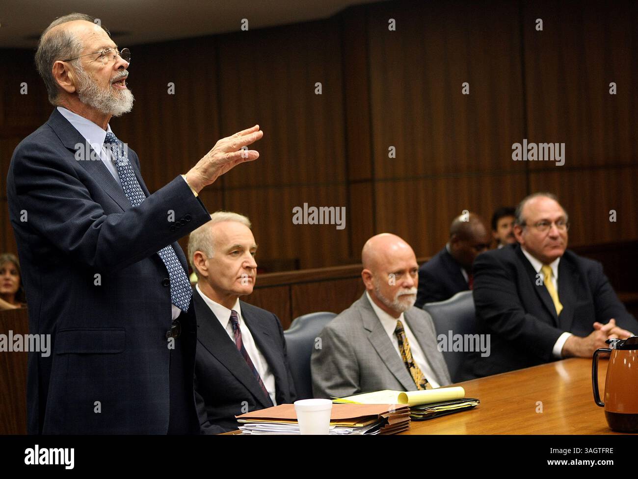 rothstein-Gerichtsvernehmung06g - (L bis R)Herbert Stettin ist Gerichtsverwalter, Kendall Coffey wendet sich an das Gericht, Stuart Rosenfeldt ist Rothsteins Rechtsanwaltspartner, der nun die alleinige Kontrolle über die Anwaltskanzlei, William Berger von RRA, hat. Aufgrund einer Untersuchung der Vorwürfe, Scott Rothstein führe ein Ponzi-System, nahmen seine Partner bei Rothstein Rosenfeldt Adler an einer Gerichtsverhandlung Teil, die sich mit der Rücknahme des Status der Anwaltskanzlei befasste. Mike Stocker, Sun Sentinel (Abbildung: © Sun-Sentinel/ZUMApress.com) Stockfoto