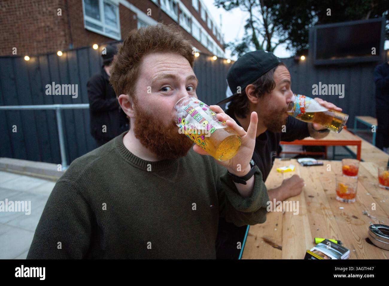 Biergarden im Corner Pin Pub in Tottenham, Großbritannien Stockfoto