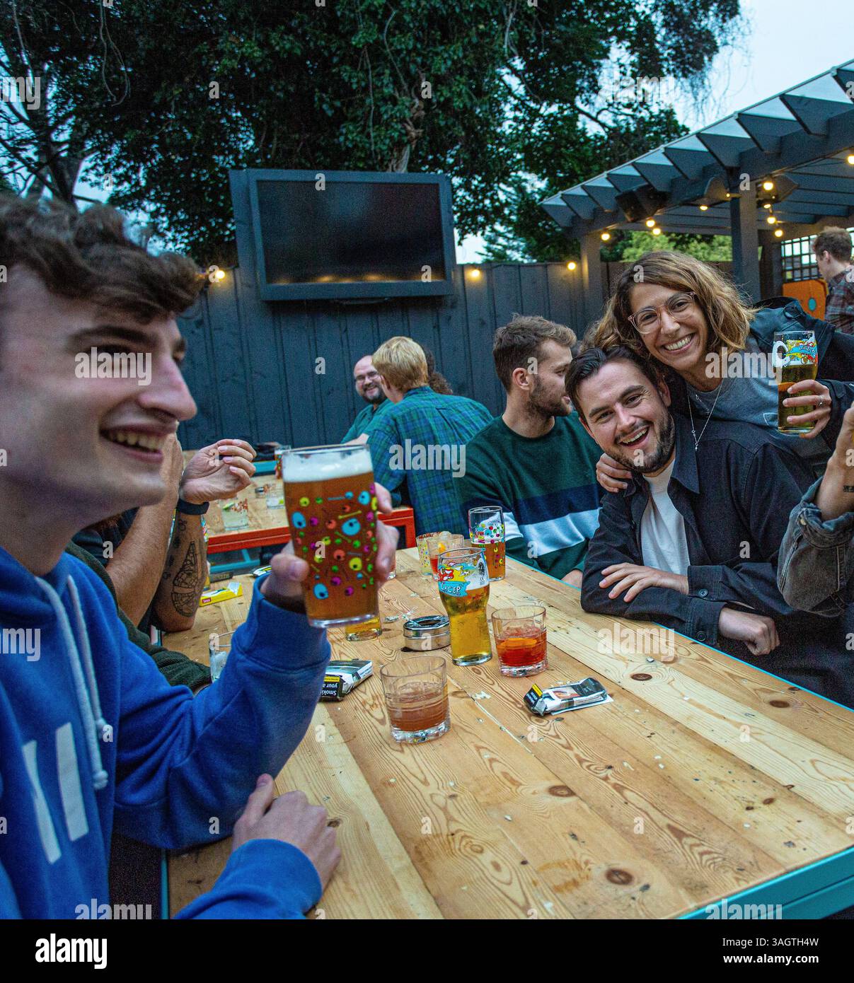 Biergarden im Corner Pin Pub in Tottenham, Großbritannien Stockfoto