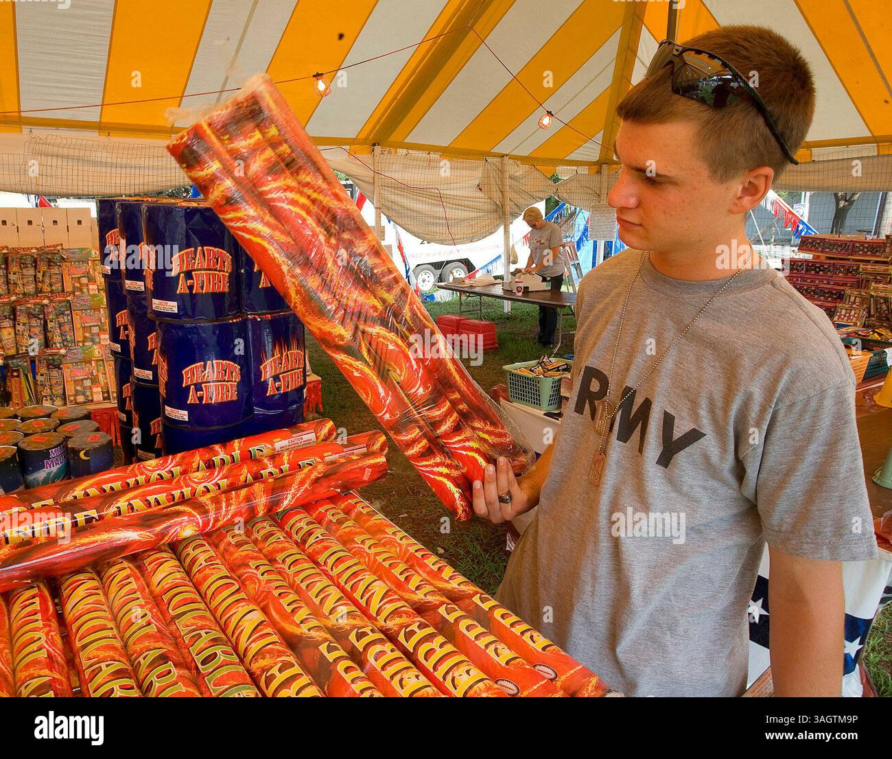 SP 308177 KEEL FIREWORKS (06/24/2009 ST. PETERSBURG) 1. Craig Perry, (CQ), 18, St. Petersburg, Geschäfte für Feuerwerk, 24.06.09, an einem Stand an der 4th Street und NE Lincoln Circle North, St. Petersburg, betrieben von Galaxy Fireworks, Inc., Tampa. Perry untersucht einige der beliebten Feuerwerke am Stand, einschließlich einer Packung „feuerunantastbarer“ römischer Kerzen. (Bild: © St. Petersburg Times/ZUMA Press) Stockfoto