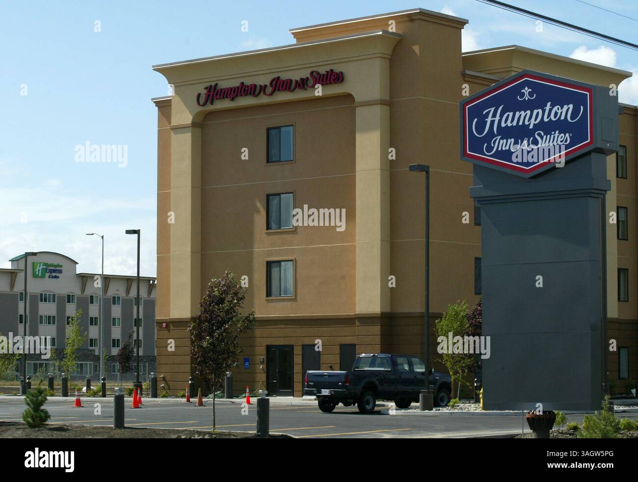 Sam Harrel/News-Miner. Das Hampton Inn & Suits wurde kürzlich gegenüber dem Johansen Expressway vom neuen Holiday Inn Express & Suits eröffnet. Die beiden Hotels am Sonntag, 21. Juni 2009, haben die Gesamtzahl der Zimmer in Fairbanks erhöht, aber die Wirtschaft und weniger Touristen lassen Hoteliers Schwierigkeiten, ihre Zimmer zu füllen. (Kreditbild: © Fairbanks Daily News-Miner/ZUMAPRESS.com) Stockfoto