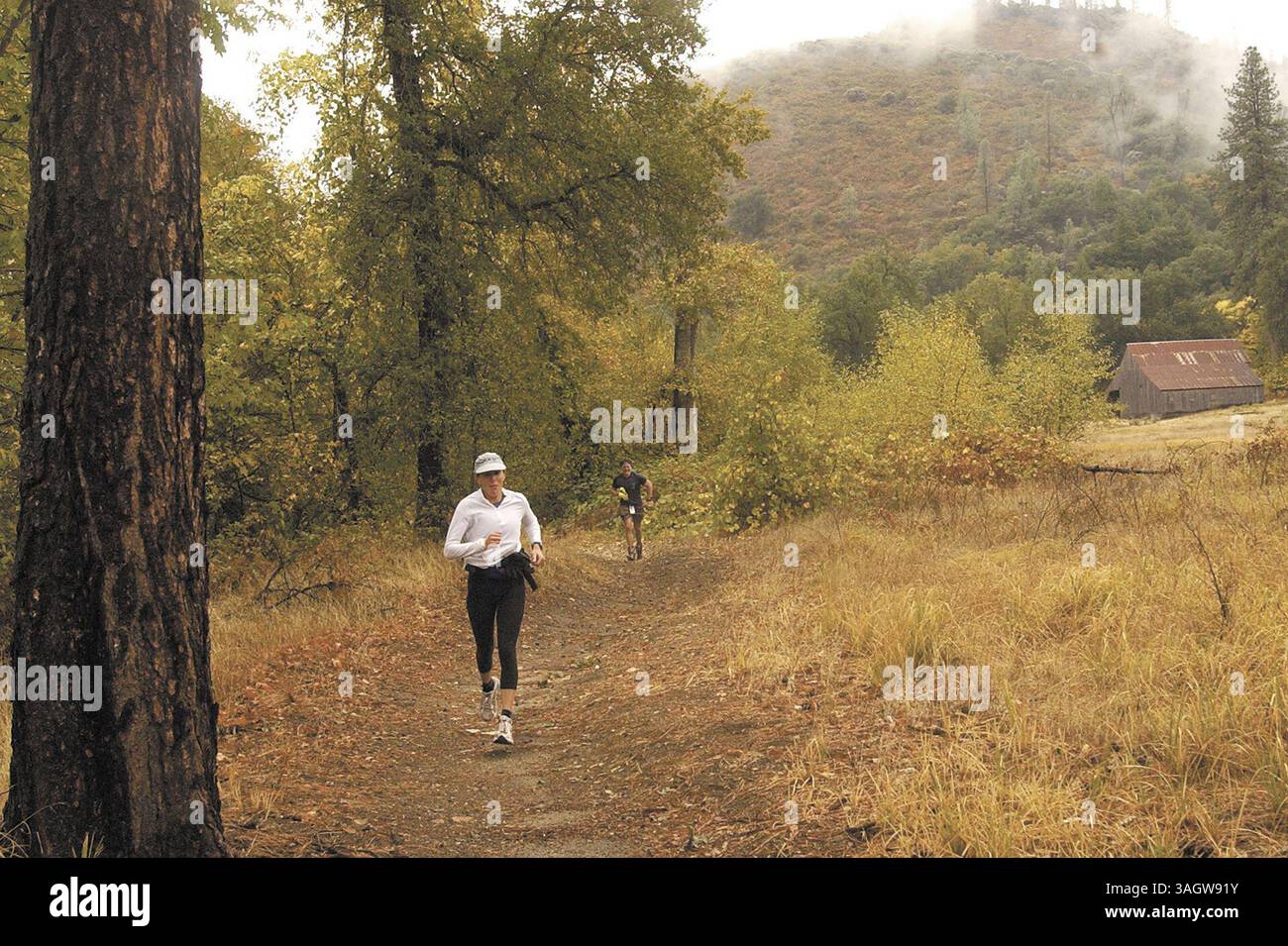 SLUG: Race24a. VON: goodman. GRÖSSE: 57p7 x 6,39'.BILDUNTERSCHRIFT: Zwei von etwa 85 Läufern absolvieren das letzte Drittel des Whiskeytown 50-km-Rennens Samstagnachmittag, trotz des regnerischen Wetters. DATUM: 23.10.2011 (Bild: © Redding Record Searchlight/ZUMAPRESS.com) Stockfoto