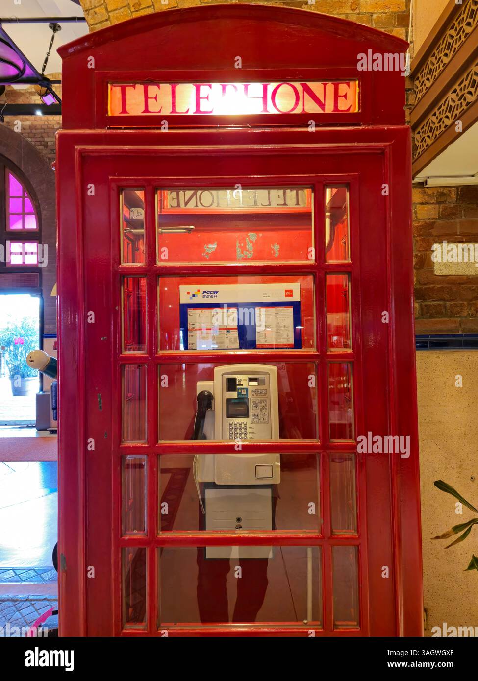 Eine öffentliche Telefonzelle auf dem Western Market in Sheung Wan, Hongkong. Stockfoto