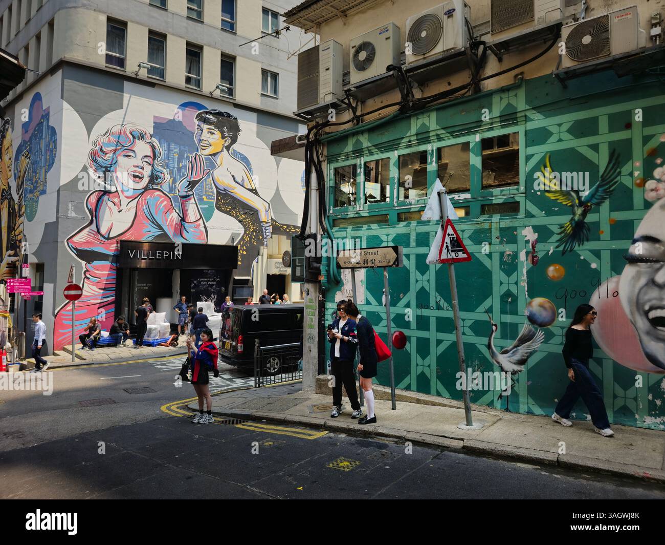 Straßenkunst in der Peel Street in Hongkong. - Smartphone-aufgenommenes Stockfoto