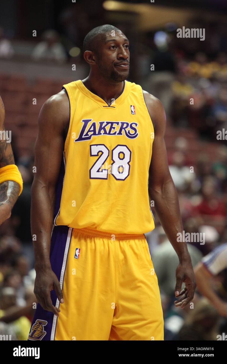 Los Angeles Lakers' D.J. Mbenga #28 wird während eines Spiels gegen die Denver Nuggets im Honda Center am 22. Oktober 2009 in Anaheim, Kalifornien, dargestellt. The Canadian Press Images/Mark Samala Stockfoto