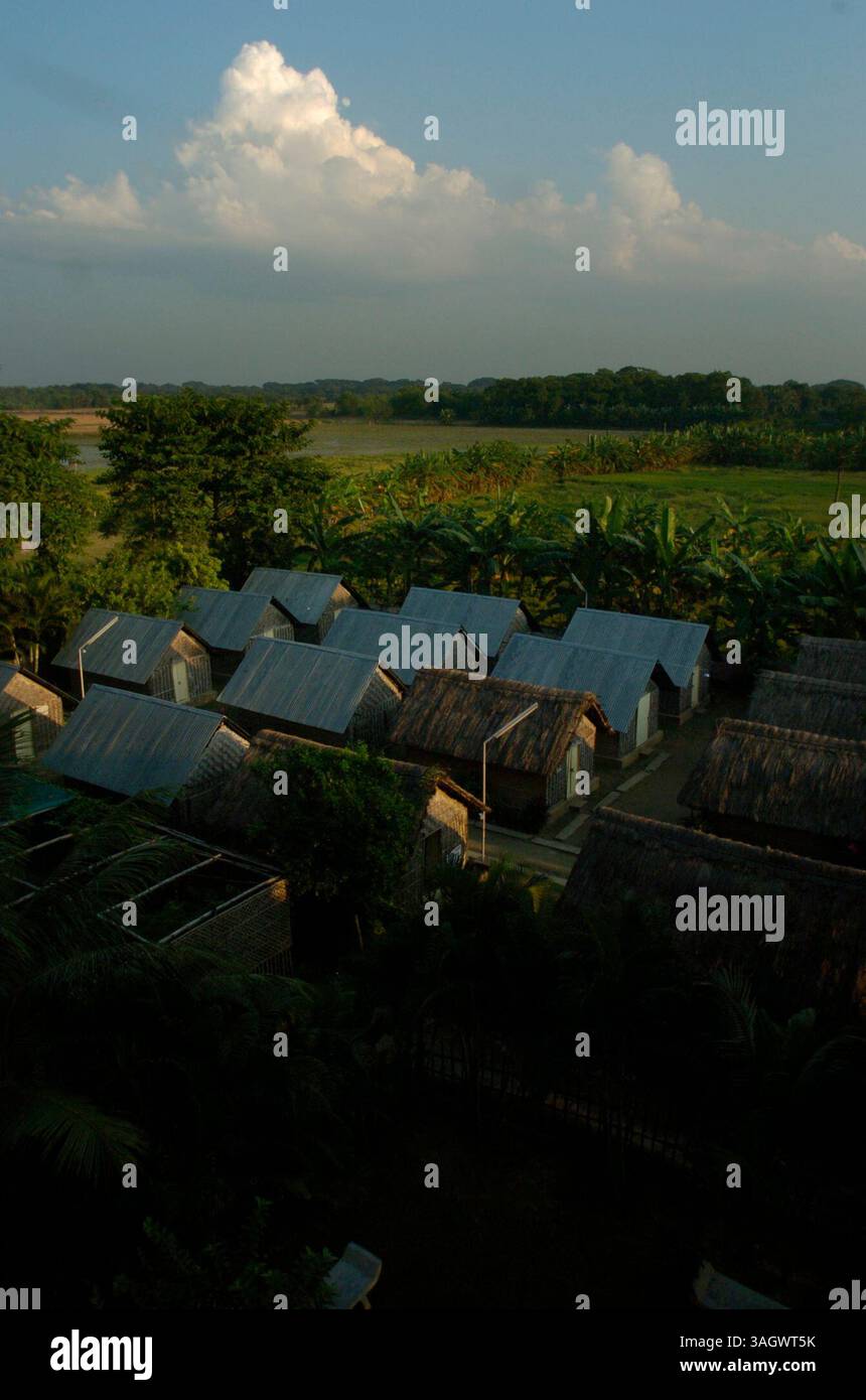 Diwali ist ein offizieller Feiertag in Indien. Religiöse Anhänger feiern Diwali als Lichterfest. Sie zünden Diyas (baumwollartige Fäden, die in kleine Tontöpfe mit Kokosöl eingesetzt werden) an, um den Sieg des Guten über das Böse innerhalb eines Individuums zu symbolisieren. Das fünftägige Festival von Divali findet auf dem Neumond zwischen dem 13. Oktober und dem 14. November statt. IM BILD: Die Residenzen hinter dem Tempel in Mayapur, Indien. Stockfoto