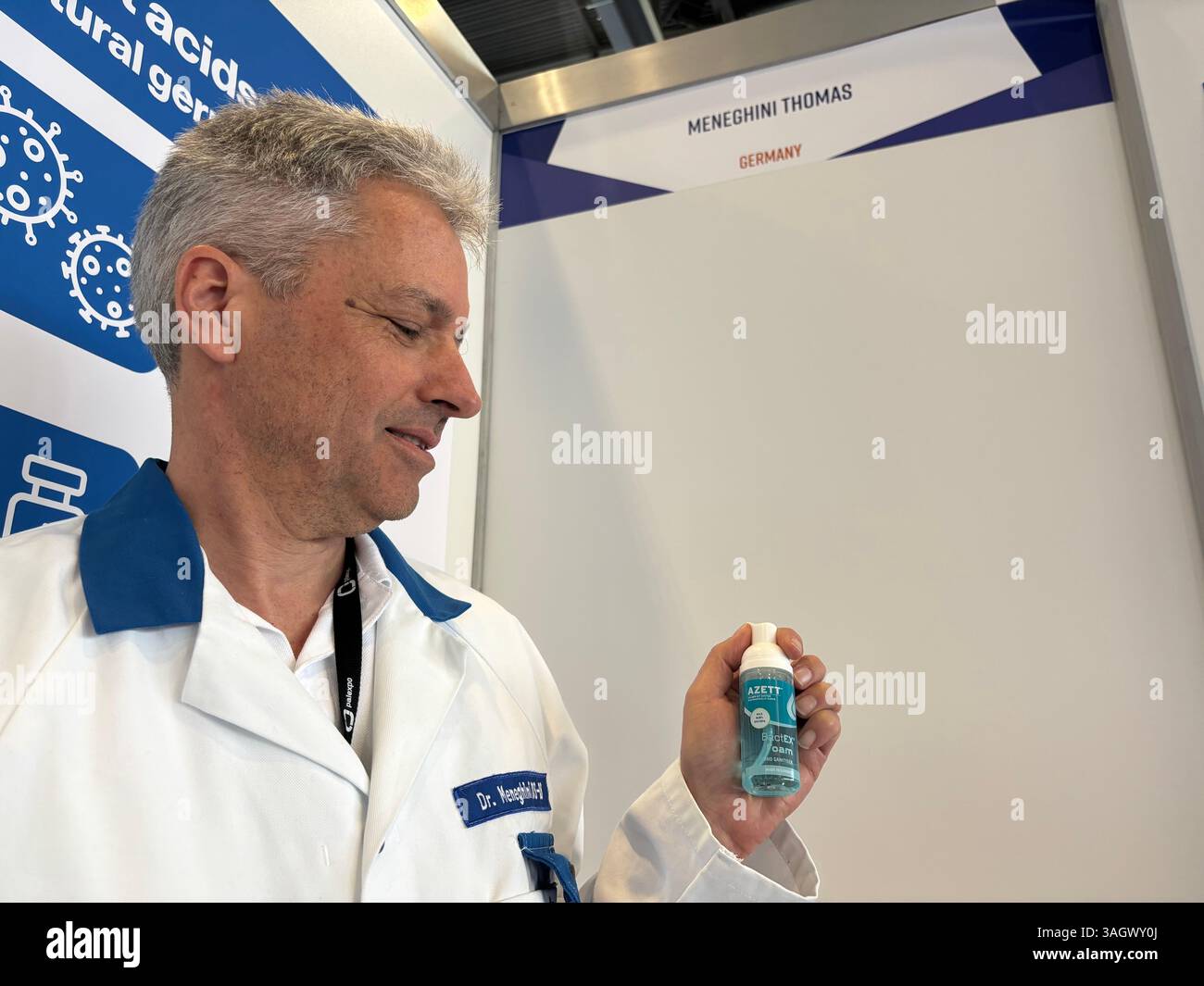 Genf, Schweiz. April 2025. Thomas Meneghini aus Memmingen präsentiert auf dem Erfindersalon in Genf ein Desinfektionsmittel mit 100% natürlichen Inhaltsstoffen: Zitronensäure. Rund 1000 bisher unveröffentlichte Innovationen werden auf der Erfindungsmesse Genf vorgestellt. Quelle: Christiane Oelrich/dpa/Alamy Live News Stockfoto
