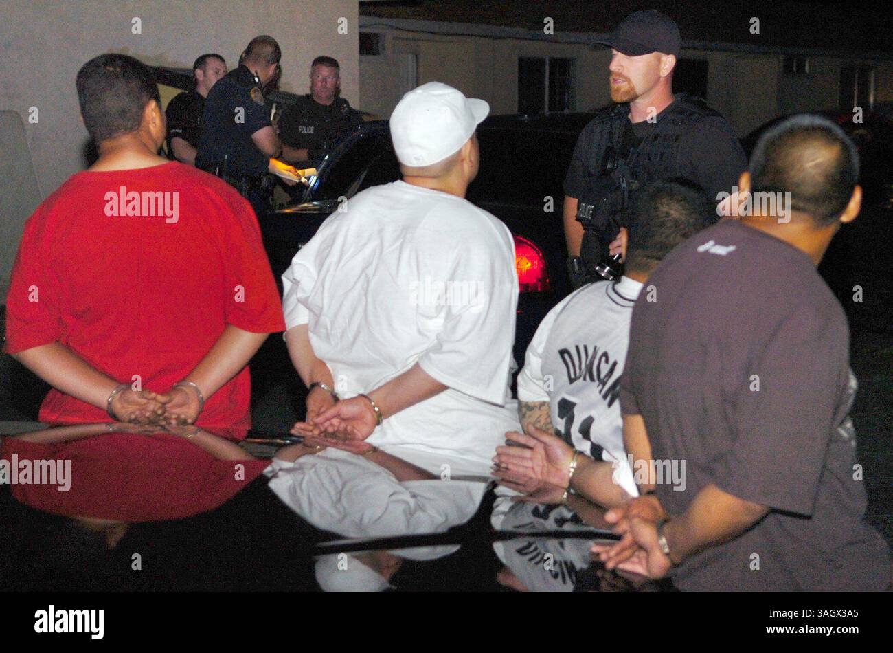 BRIAN RAMSAY/bramsay@modbee.com). Oben rechts, Modesto Police Sgt. Jeramy Young, 35, arbeitet seit drei Jahren mit der Modesto Police Street Crimes Unit zusammen. Als die Polizei in Modesto in der Nacht des 10. Juni 2009 versuchte, einen Verkehrsstopp zu machen, fuhr der Wagen tief in ein Gebiet, das für Bandenaktivitäten auf der Roselawn Avenue in West-Modesto bekannt ist. Drei Personen wurden nach Angaben der Polizei wegen Haftbefehlen und verschiedener Verstöße ins Gefängnis gebracht. "Es war eine produktive Nacht", sagte Sgt. Young. „Diese (drei) Menschen werden keine Verbrechen begehen oder Opfer von Bandengewalt sein. (Kreditbild: © Modesto Bee/ZUMA Press) Stockfoto