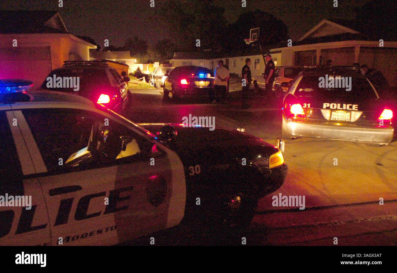 BRIAN RAMSAY/bramsay@modbee.com). Als die Polizei in der Nacht des 10. Juni 2009 versuchte, einen Verkehrsstopp zu machen, fuhr das Auto tief in ein Gebiet, das für Bandenaktivitäten bekannt ist, auf der Roselawn Avenue in West-Modesto. Drei Personen wurden nach Angaben der Polizei wegen Haftbefehlen und verschiedener Verstöße ins Gefängnis gebracht. "Es war eine produktive Nacht", sagte Sgt. Young. „Diese (drei) Menschen werden keine Verbrechen begehen oder Opfer von Bandengewalt sein. (Kreditbild: © Modesto Bee/ZUMA Press) Stockfoto