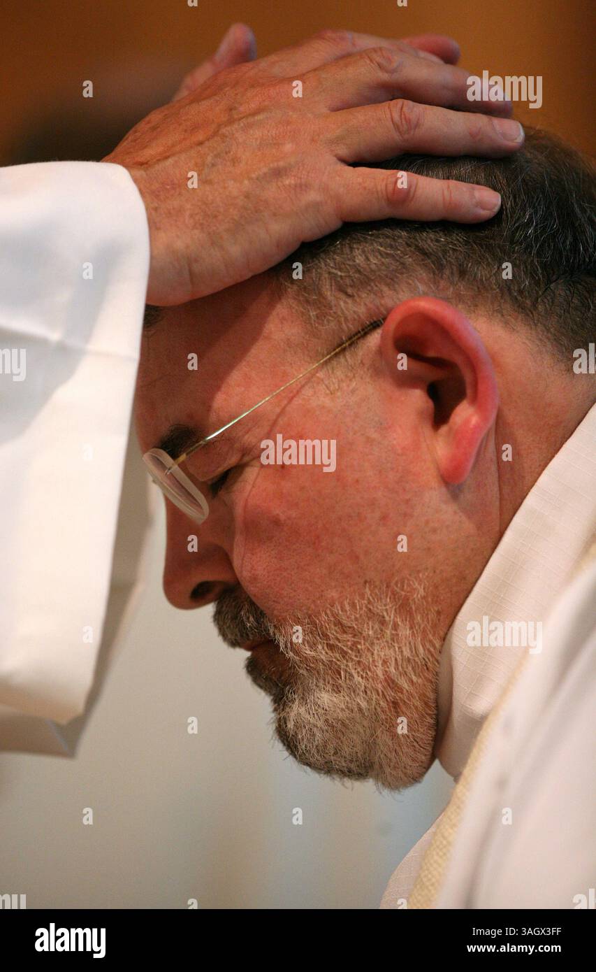 John Wagner/News-Miner. Ein Klerusmitglied legt seine Hände auf den Kopf des Pfarrers Friedrich Bayler während einer Zeremonie, in der Bayler Freitagabend, 12. Juni 2009, zum römisch-katholischen Priester geweiht wurde. (Kreditbild: © Fairbanks Daily News-Miner/ZUMAPRESS.com) Stockfoto