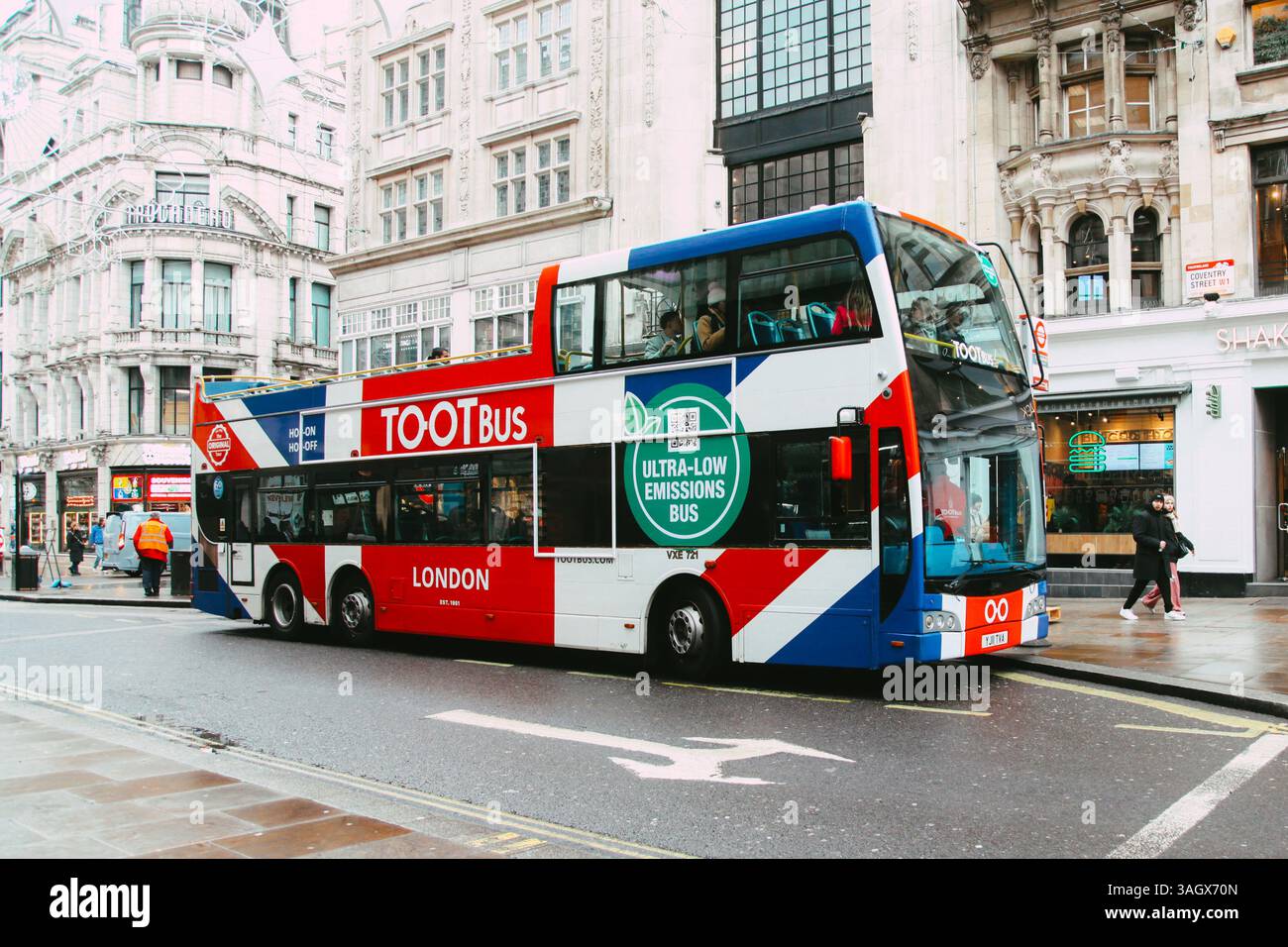 London Open Top TOOTBus für Touristen, die einen Open Air Bus besuchen UK Flag Lackierung auf London Street, emissionsarme öffentliche Verkehrsmittel Stockfoto