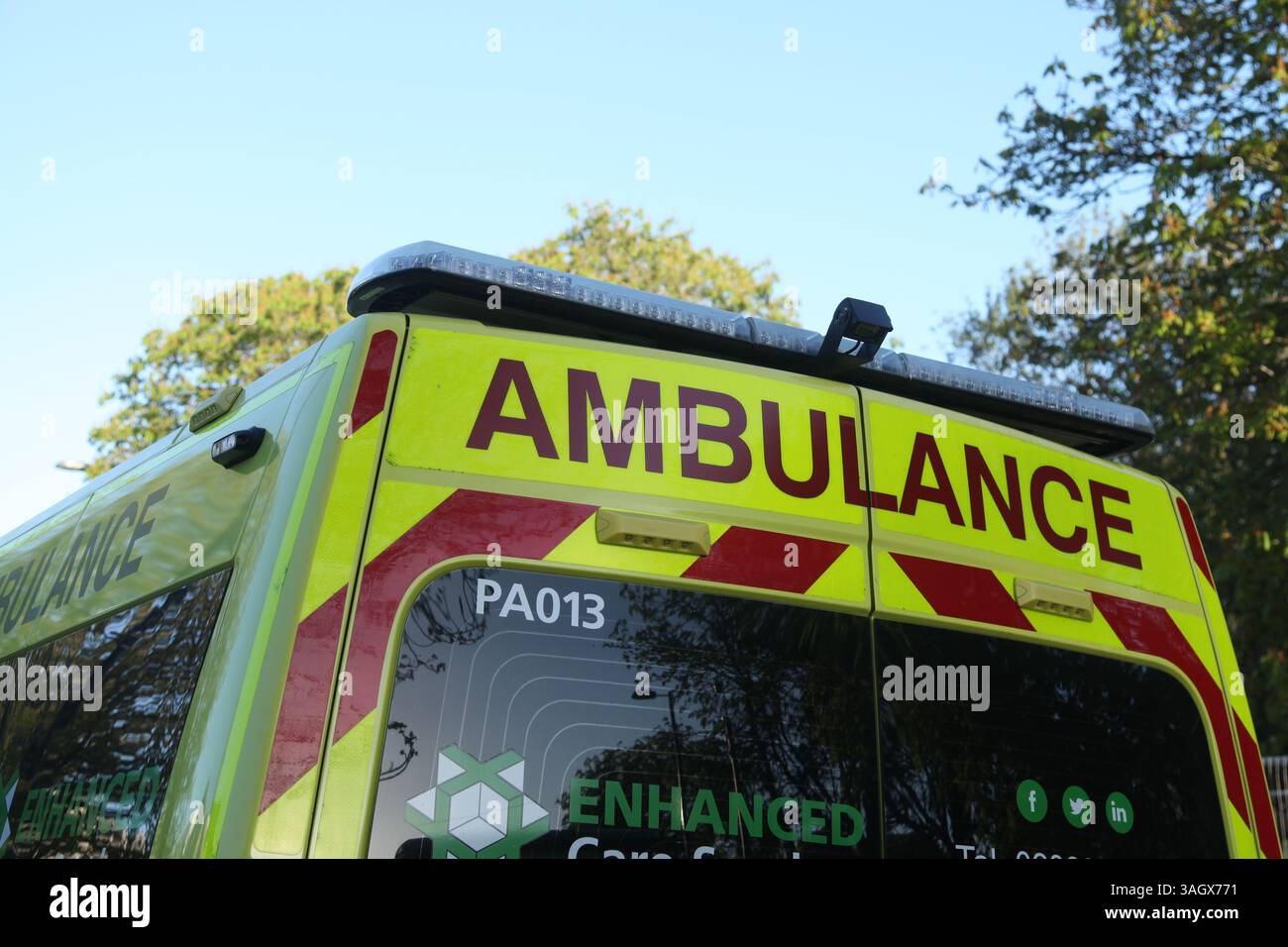 Britischer Rettungsdienst Rettungswagen Hintertüren Schild, England, Großbritannien Stockfoto