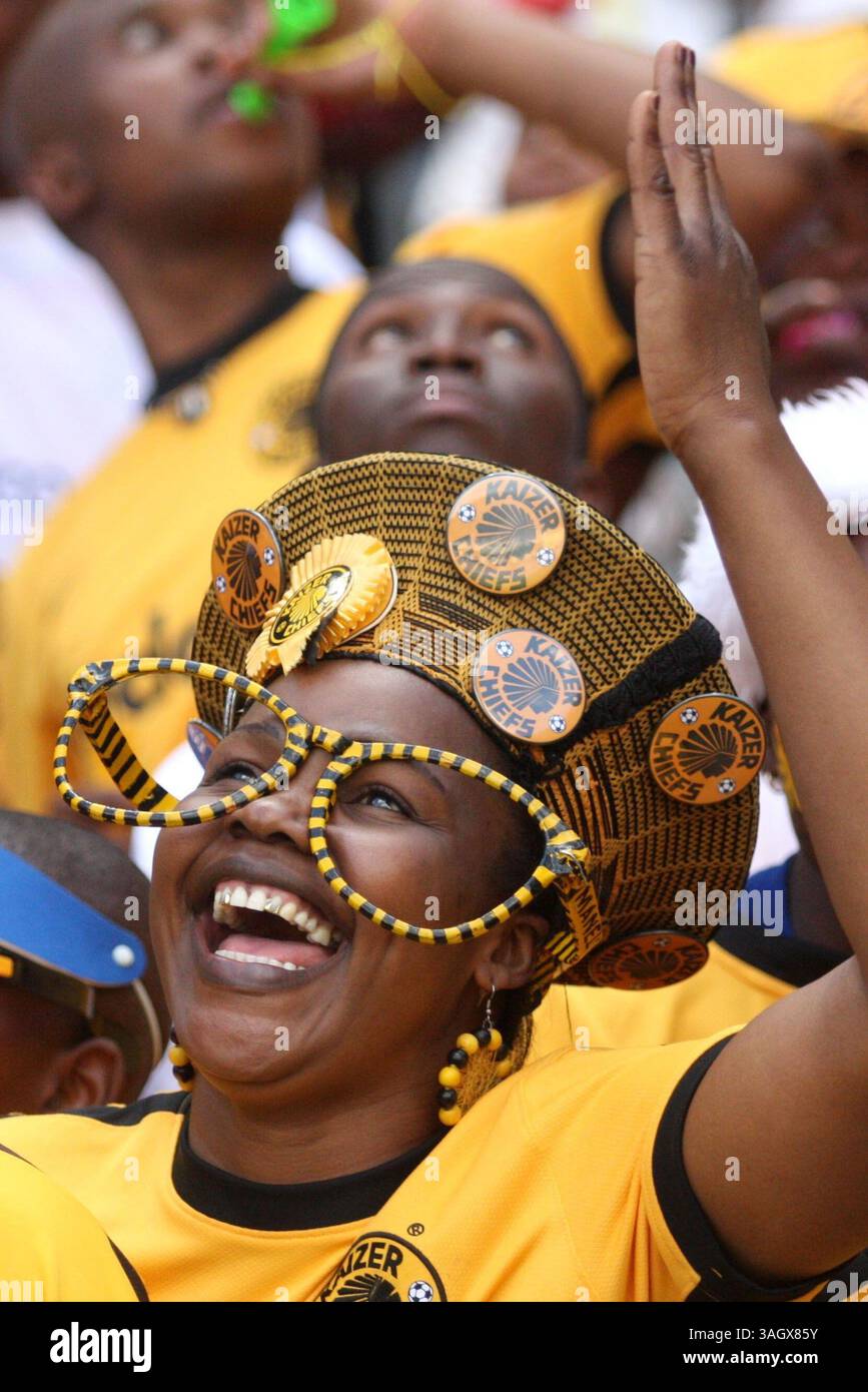 Oktober 31, 2009 - Soweto, Südafrika - die südafrikanischen Kaiser Chiefs-Fans beobachten und unterstützen die Mannschaft im Orlando Stadium gegen die Orlando Pirates. Das Orlando Stadium, eines der Austragungsorte der Weltmeisterschaft 2010, ist auch das Heimstadion der beiden lokalen Fußballmannschaften. (Bild: © Kevin Sutherland/ZUMA Press) Stockfoto