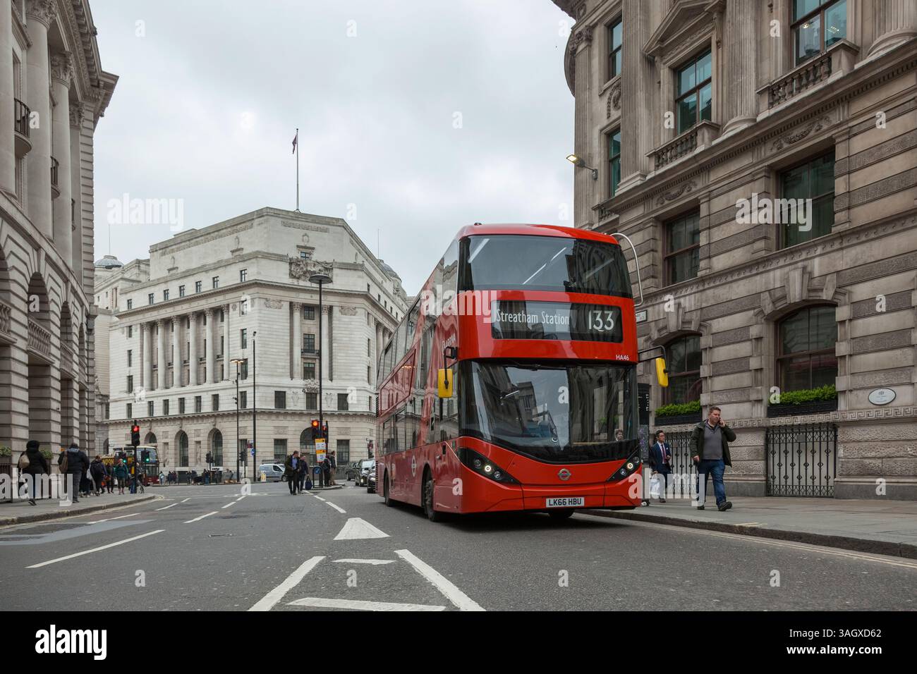 Doppeldeckerbus in London im Finanzviertel der Stadt Stockfoto