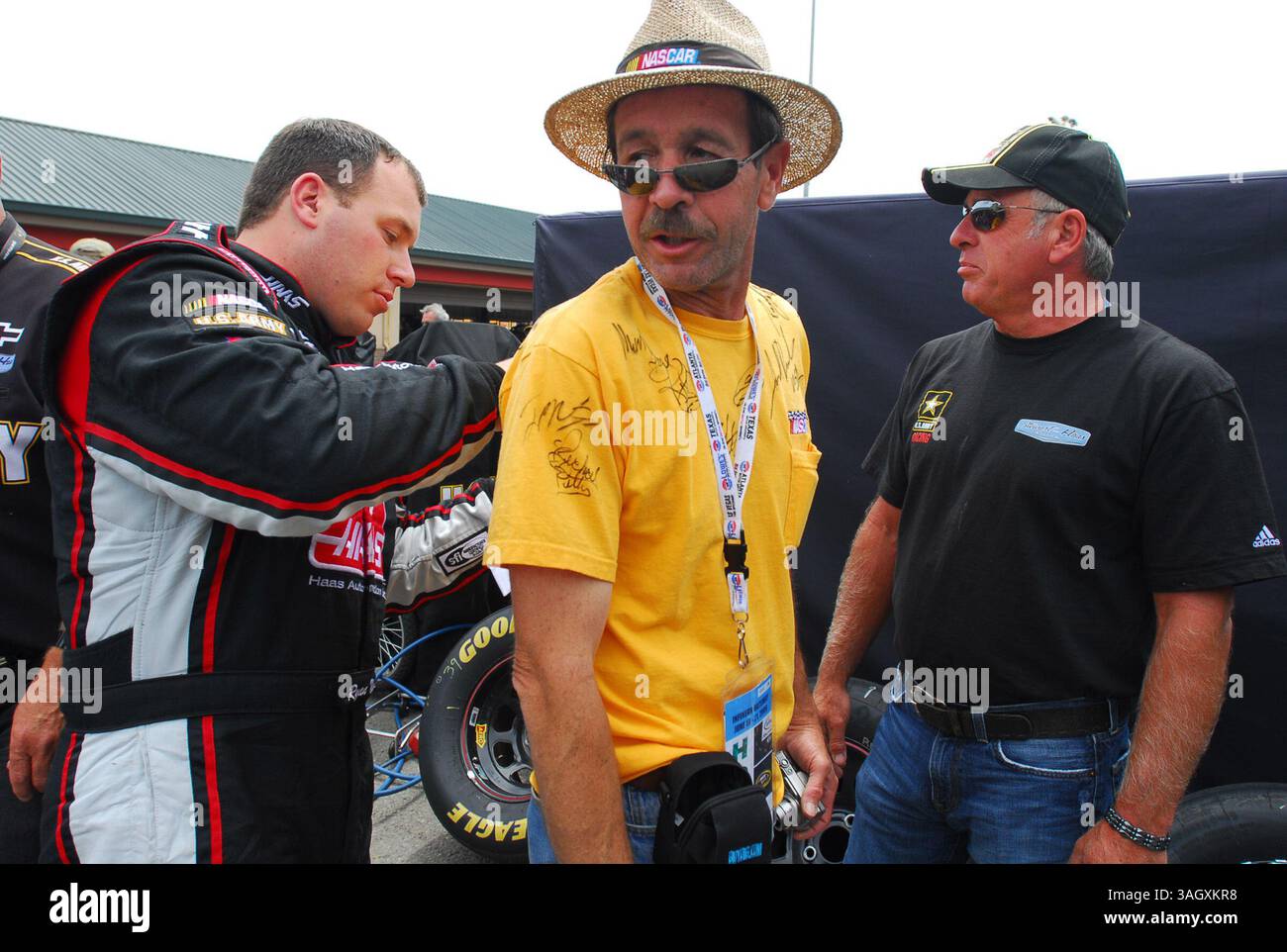 (L-R) NASCAR-Fahrer Ryan Newman signiert das Trikot von William Barry aus Oakley, als Newmans Vater Greg Newman nach dem Übungstag im Toyota/Save Mart 350 am Samstag, den 20. Juni 2009 in Sonoma, Kalifornien, auf seinen Sohn wartet (Jose Carlos Fajardo/Staff). Stockfoto