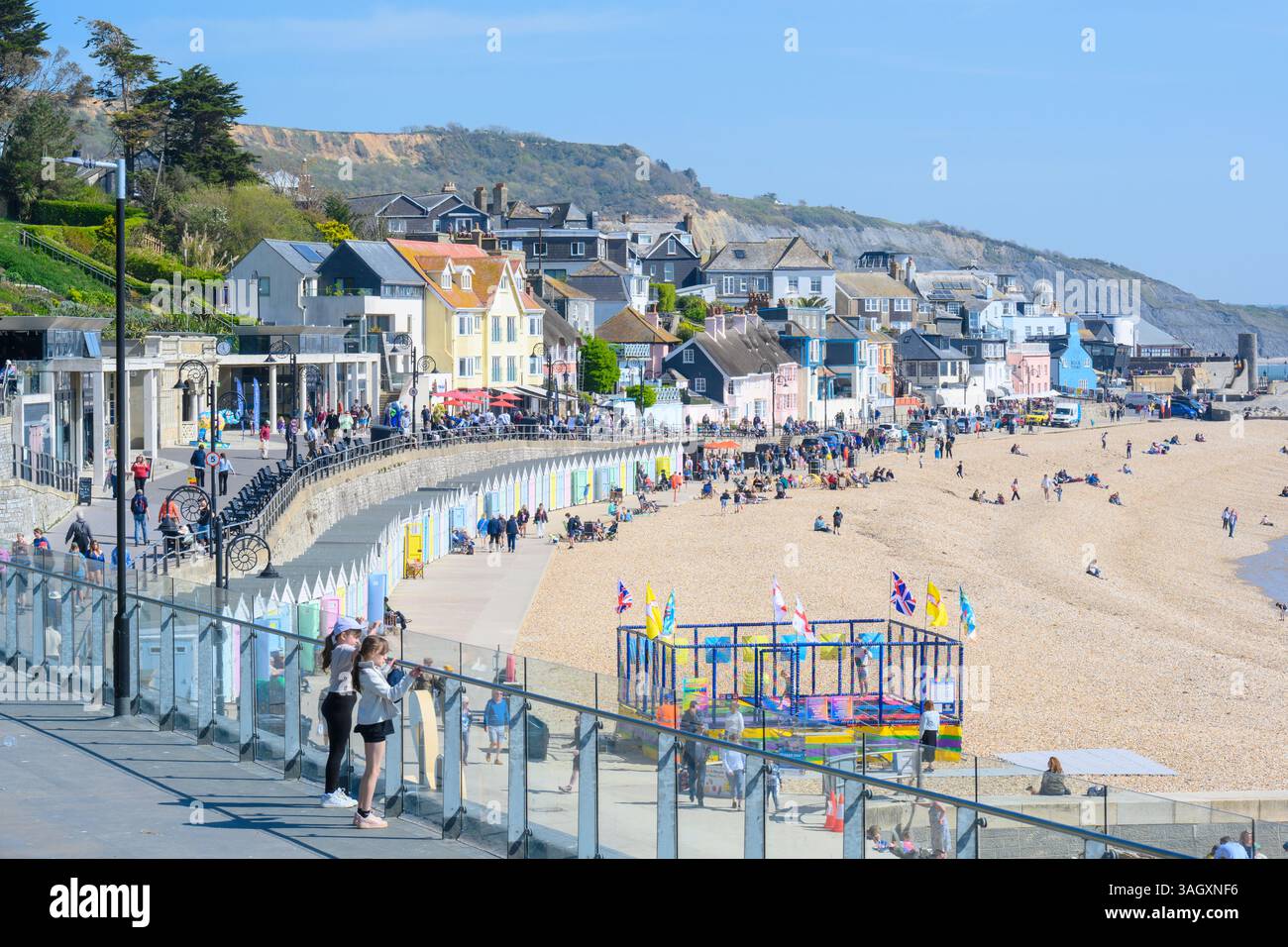 Lyme Regis, Dorset, Großbritannien. April 2025. Wetter in Großbritannien: Besucher und Einheimische genießen warme Sonne im Badeort Lyme Regis, während Großbritannien einen weiteren warmen und sonnigen Tag während der Schulferien genießt. Quelle: Celia McMahon/Alamy Live News Stockfoto
