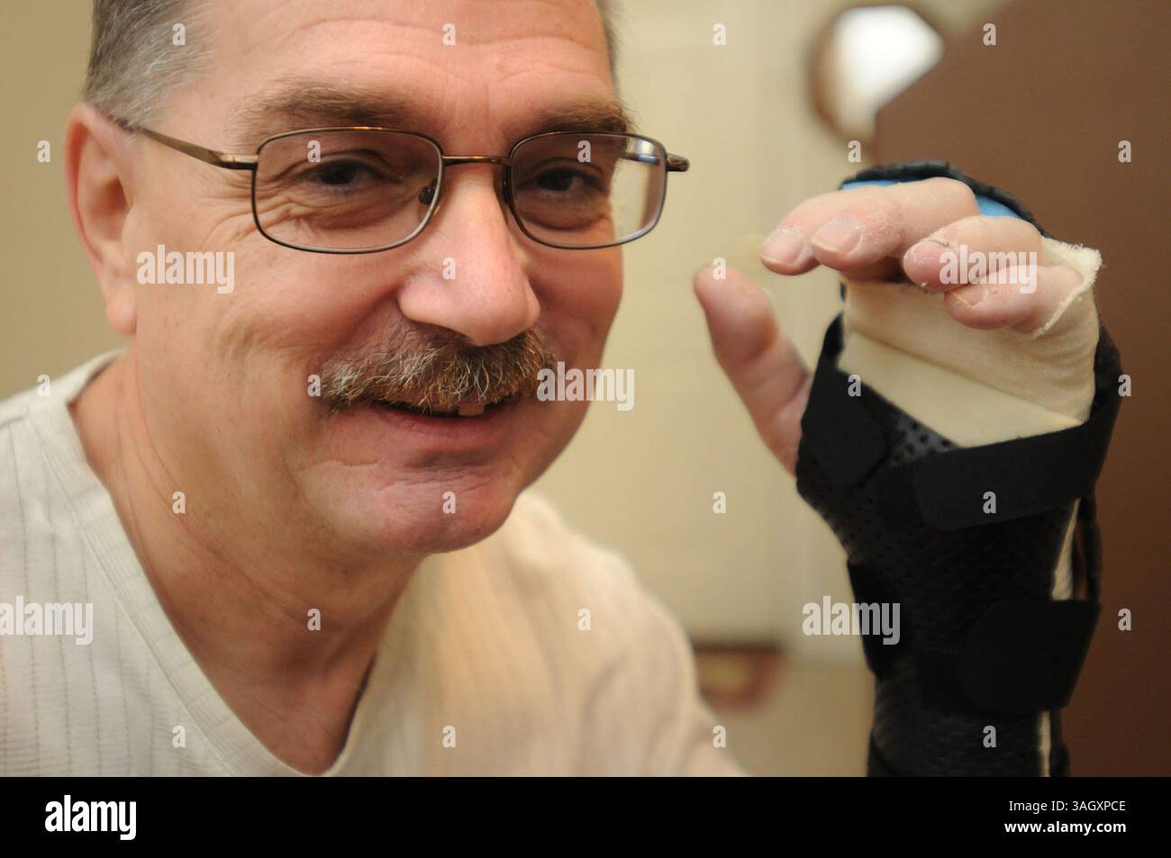 18. Dezember 2009 – Gilbert, Arizona, USA – Ärzte sagen, dass Timothy Blazer durch schnelles Denken seine linke Hand wieder befestigen konnte, nachdem er sie versehentlich mit einer Gehrungssäge durchtrennt hatte. Blazer, 52 Jahre alt, Schnitt ihm die linke Hand ab, während er an Schränken in seinem Haus in Gilbert, Arizona arbeitete. Nach dem Unfall hatte Blazer die Geistesgegenwart, seine abgetrennte Hand zu heben und sie auf Eis zu legen. Blazer sagt, dass sein Hintergrund bei den Pfadfindern und seine Ausbildung als Sicherheitsdirektor für Macy's ihm geholfen haben, ruhig zu bleiben. Chirurgen am Scottsdale Healthcare Hospital haben die Hand in einer vierstündigen Operation wieder befestigt und er hat Bewegung in allen Stockfoto
