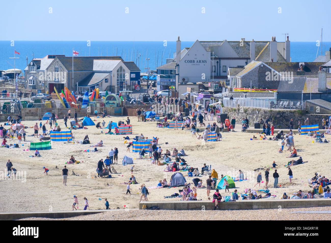 Lyme Regis, Dorset, Großbritannien. April 2025. Wetter in Großbritannien: Besucher und Einheimische genießen warme Sonne im Badeort Lyme Regis, während Großbritannien einen weiteren warmen und sonnigen Tag während der Schulferien genießt. Quelle: Celia McMahon/Alamy Live News Stockfoto