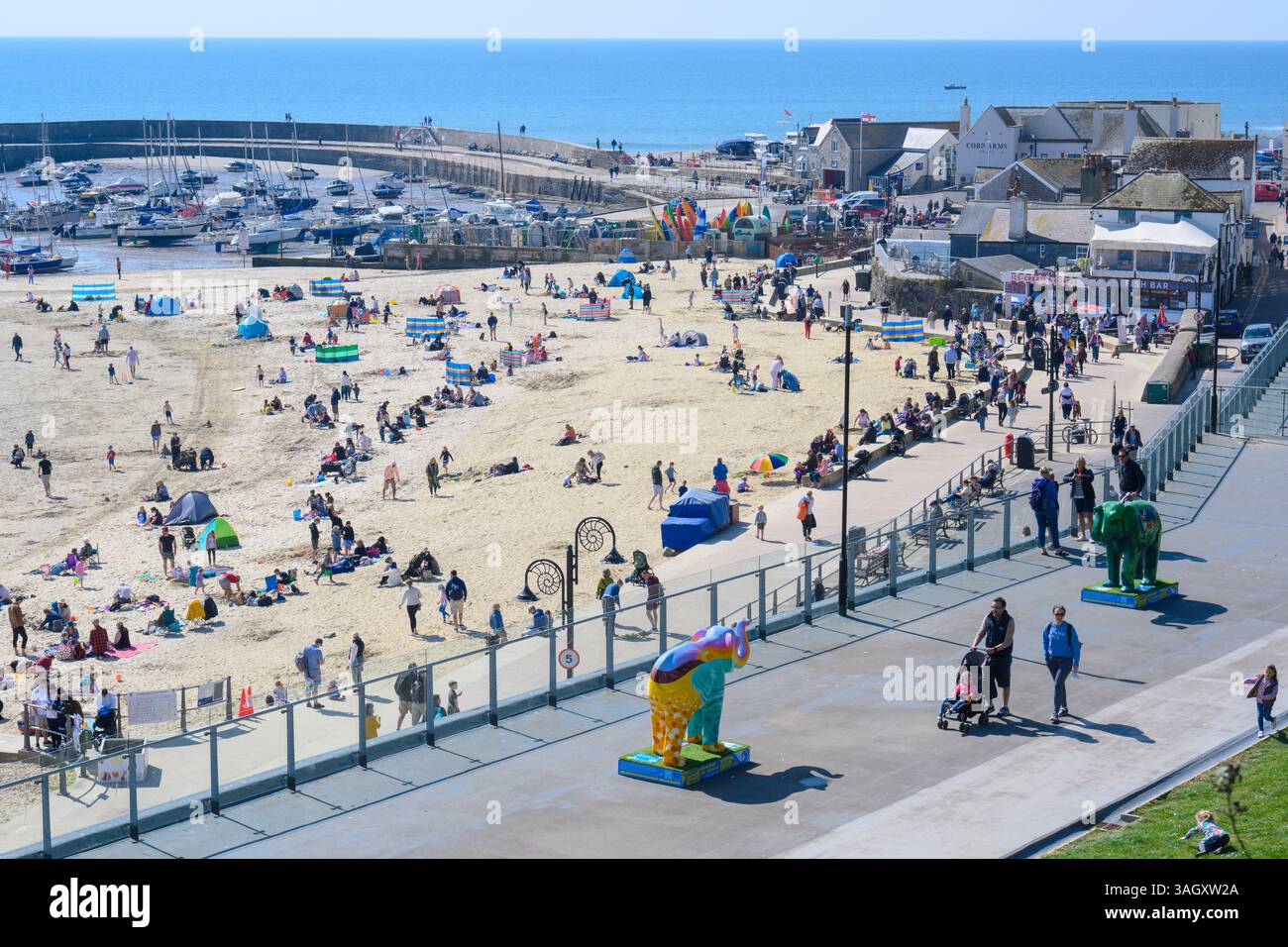 Lyme Regis, Dorset, Großbritannien. April 2025. Wetter in Großbritannien: Besucher und Einheimische genießen warme Sonne im Badeort Lyme Regis, während Großbritannien einen weiteren warmen und sonnigen Tag während der Schulferien genießt. Quelle: Celia McMahon/Alamy Live News Stockfoto