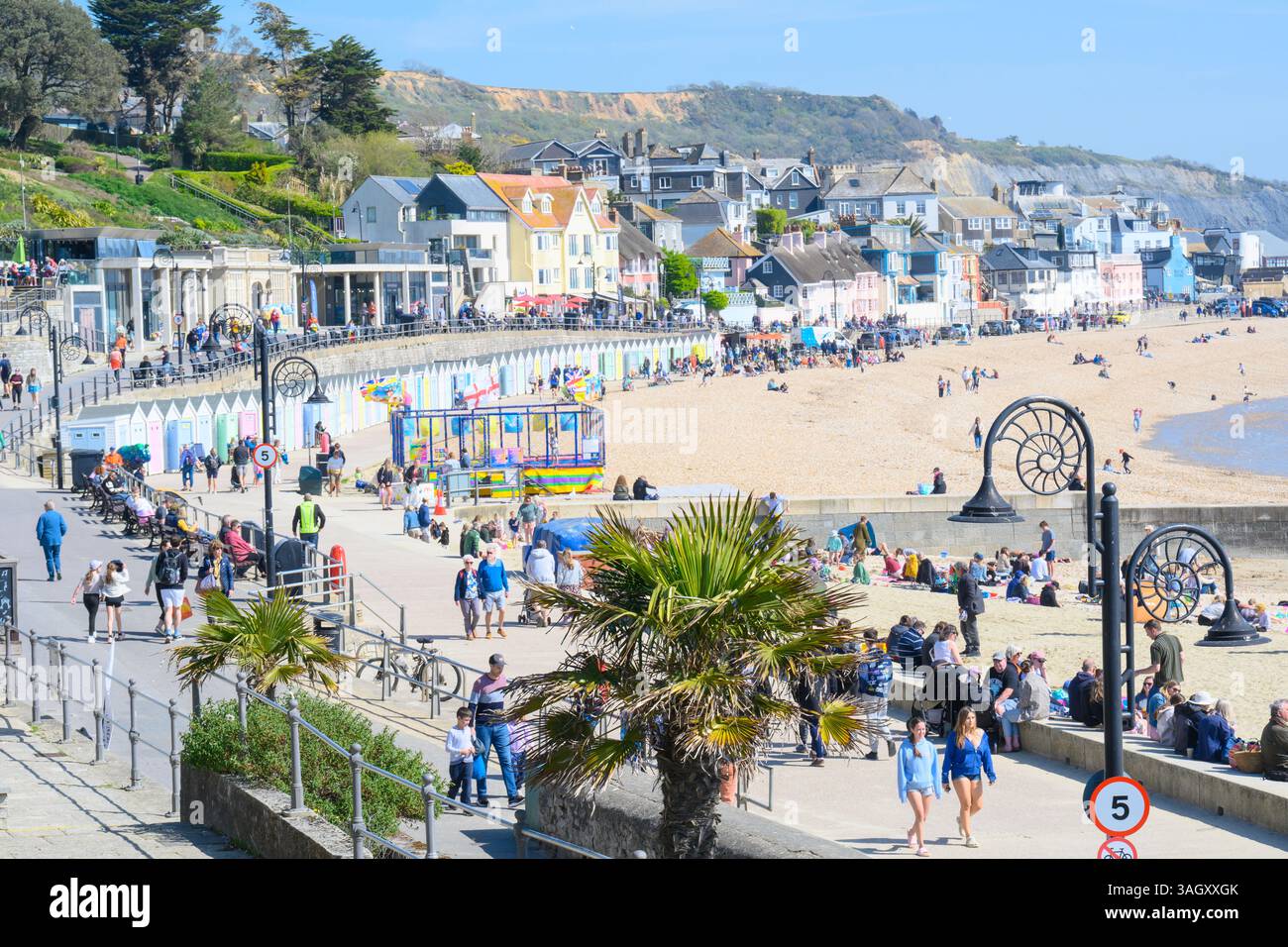 Lyme Regis, Dorset, Großbritannien. April 2025. Wetter in Großbritannien: Besucher und Einheimische genießen warme Sonne im Badeort Lyme Regis, während Großbritannien einen weiteren warmen und sonnigen Tag während der Schulferien genießt. Quelle: Celia McMahon/Alamy Live News Stockfoto